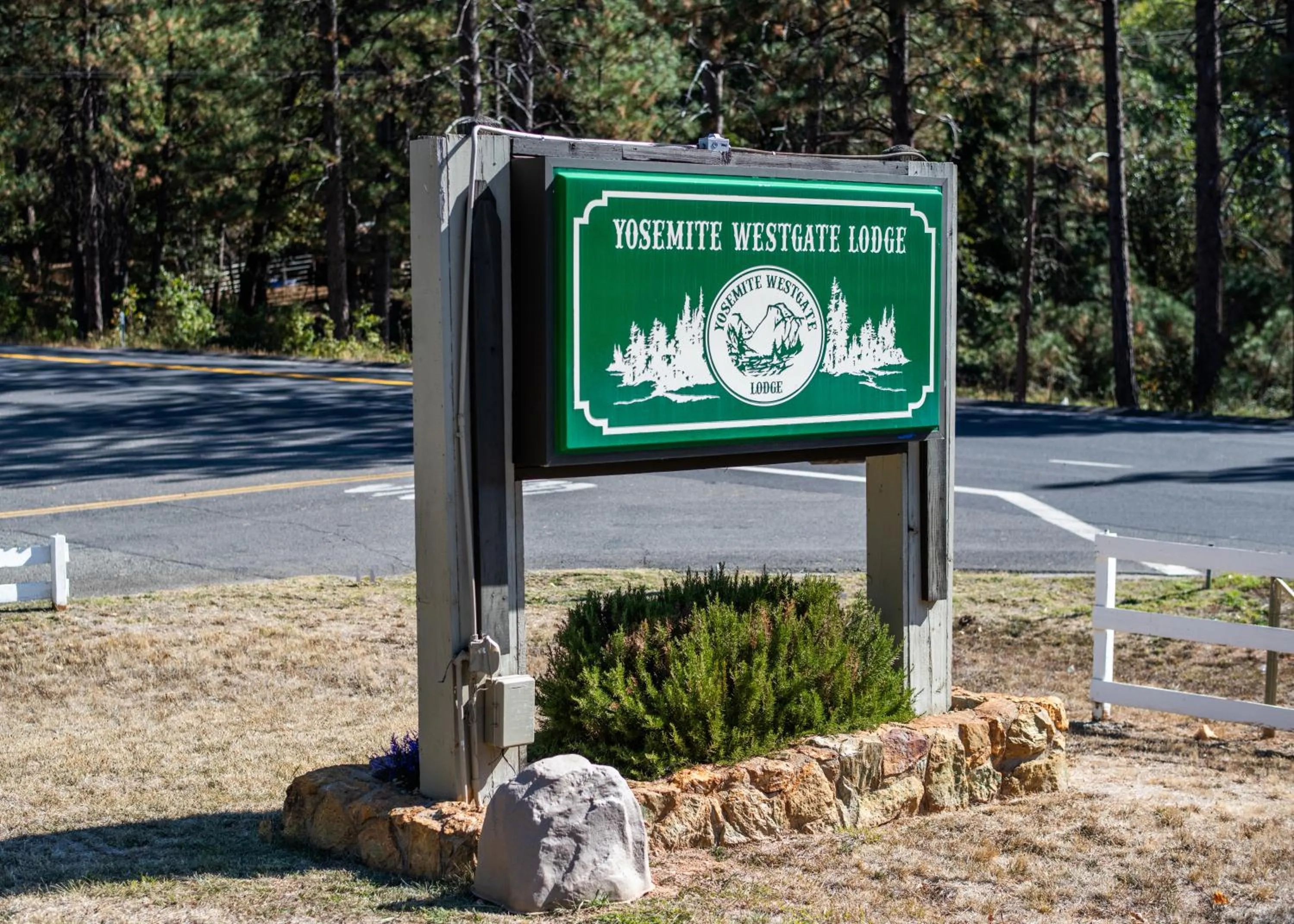 Logo/Certificate/Sign in Yosemite Westgate Lodge