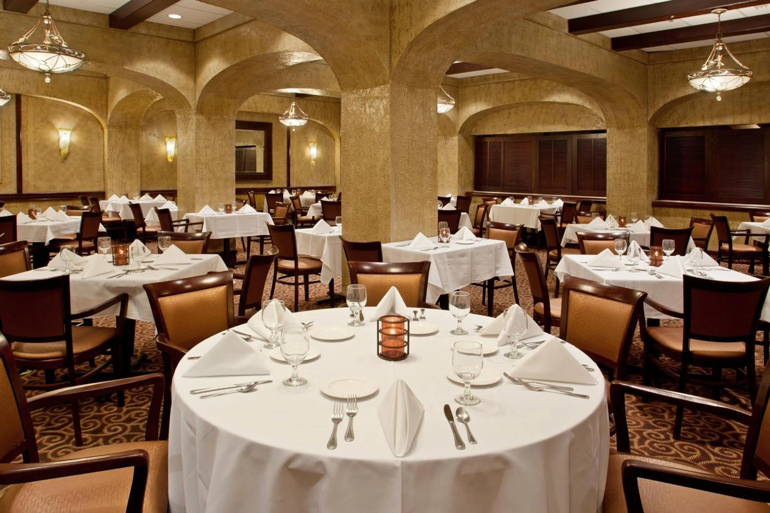 Restaurant/places to eat in Crowne Plaza Cleveland Airport by IHG