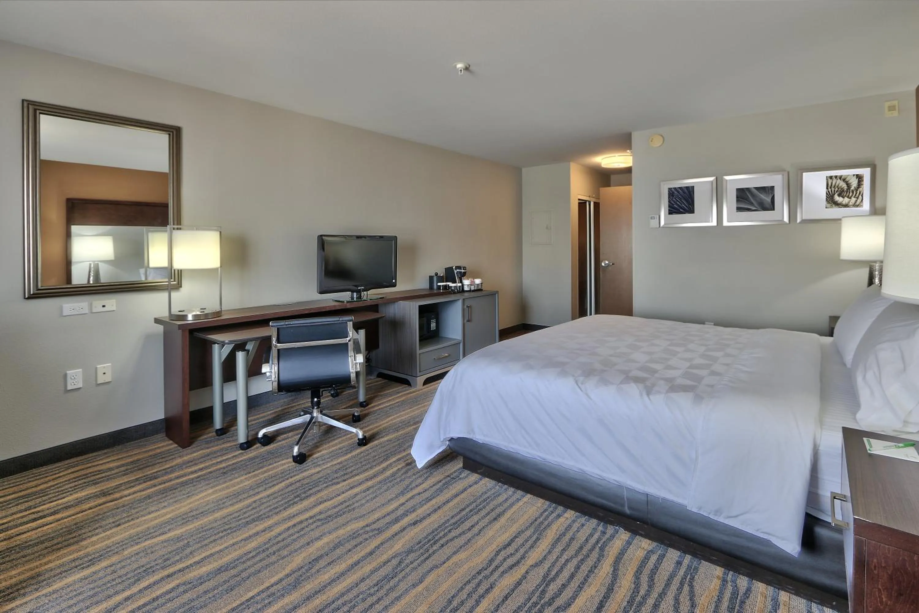 Photo of the whole room, Bed in Holiday Inn & Suites Albuquerque-North I-25 by IHG
