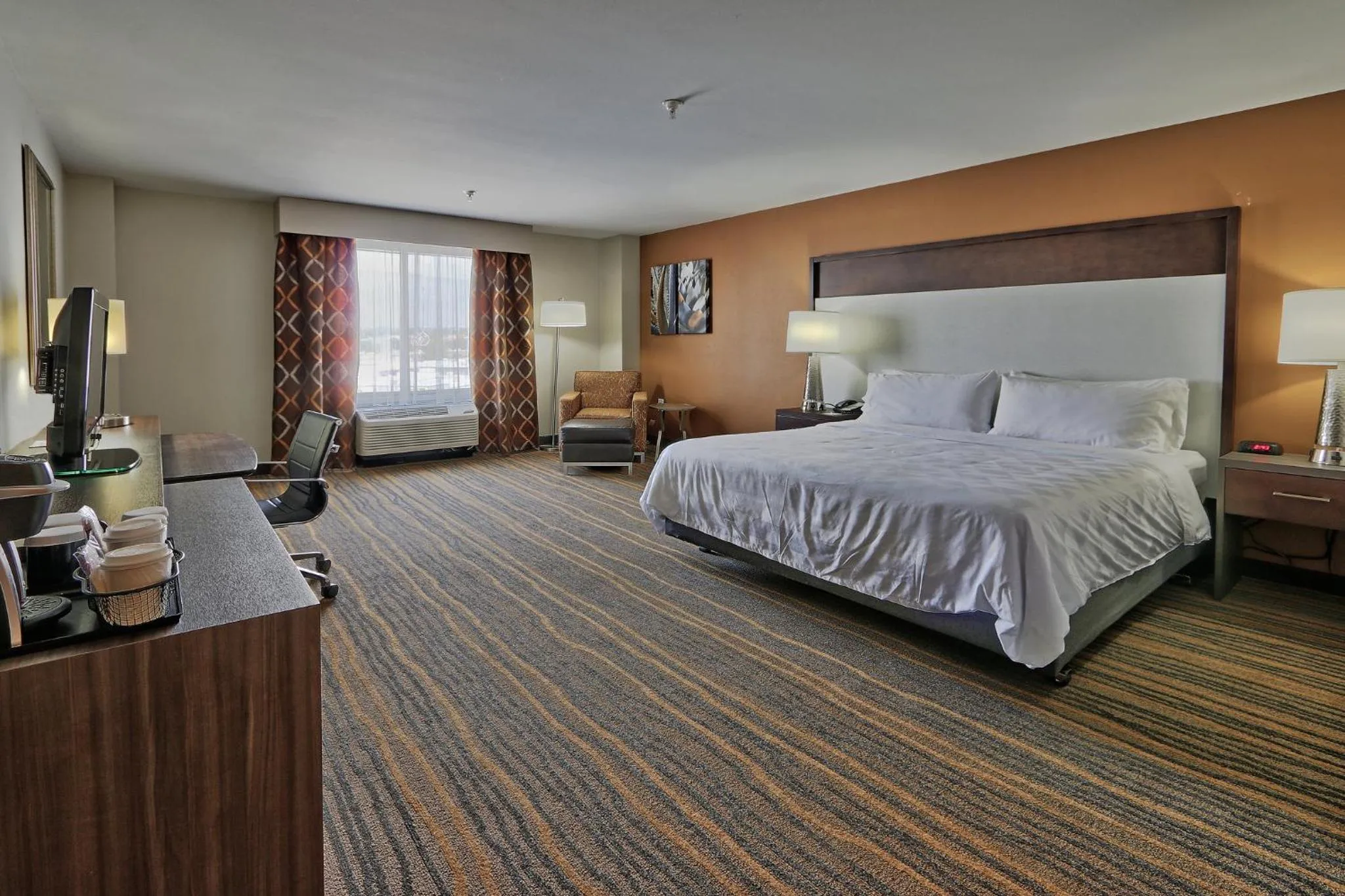 Photo of the whole room, Bed in Holiday Inn & Suites Albuquerque-North I-25 by IHG