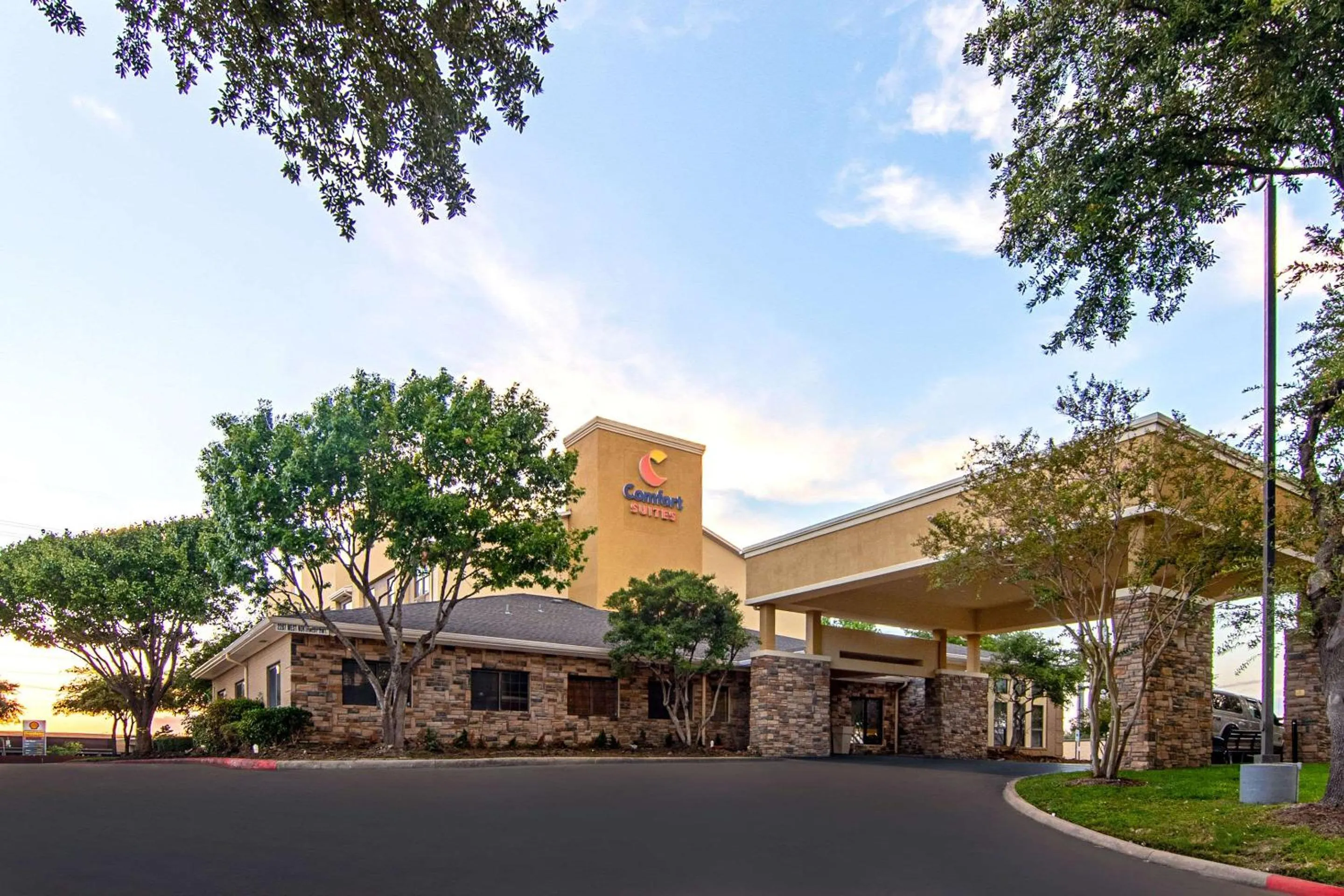 Property building in Comfort Suites NW Dallas Near Love Field