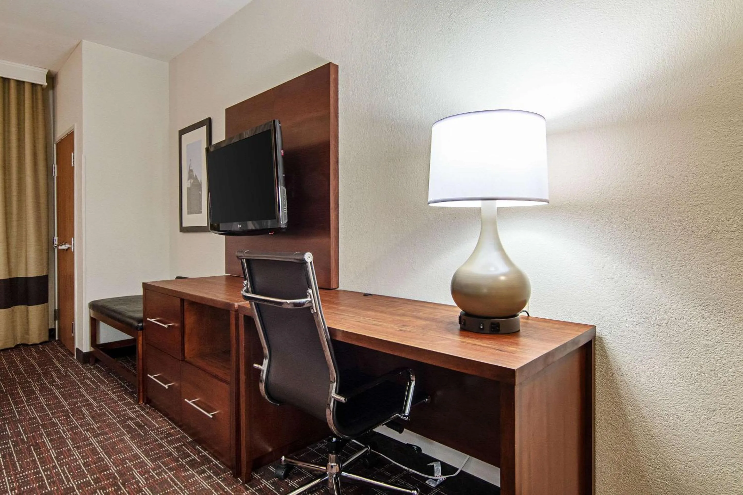 Photo of the whole room in Comfort Suites NW Dallas Near Love Field