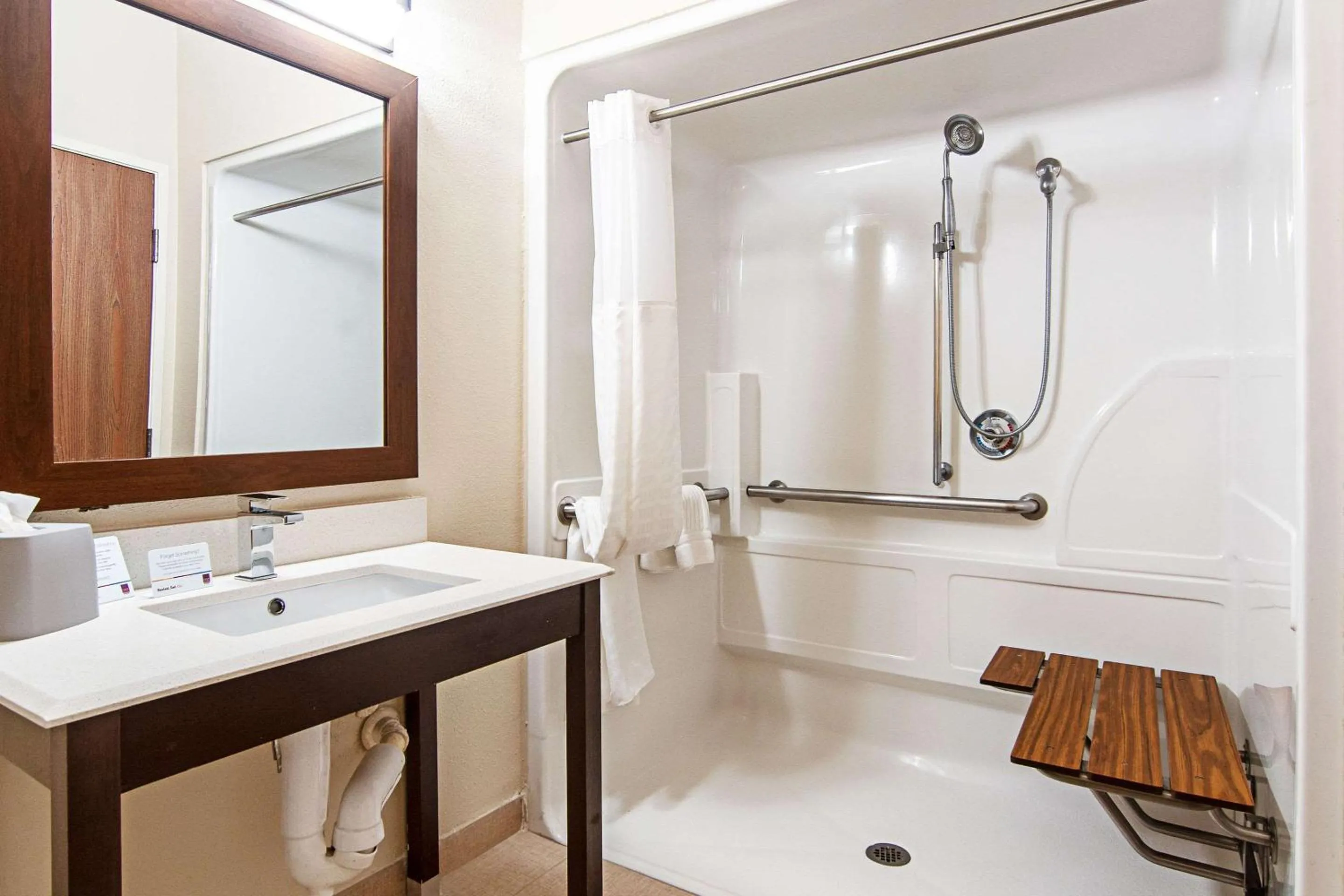 Photo of the whole room in Comfort Suites NW Dallas Near Love Field