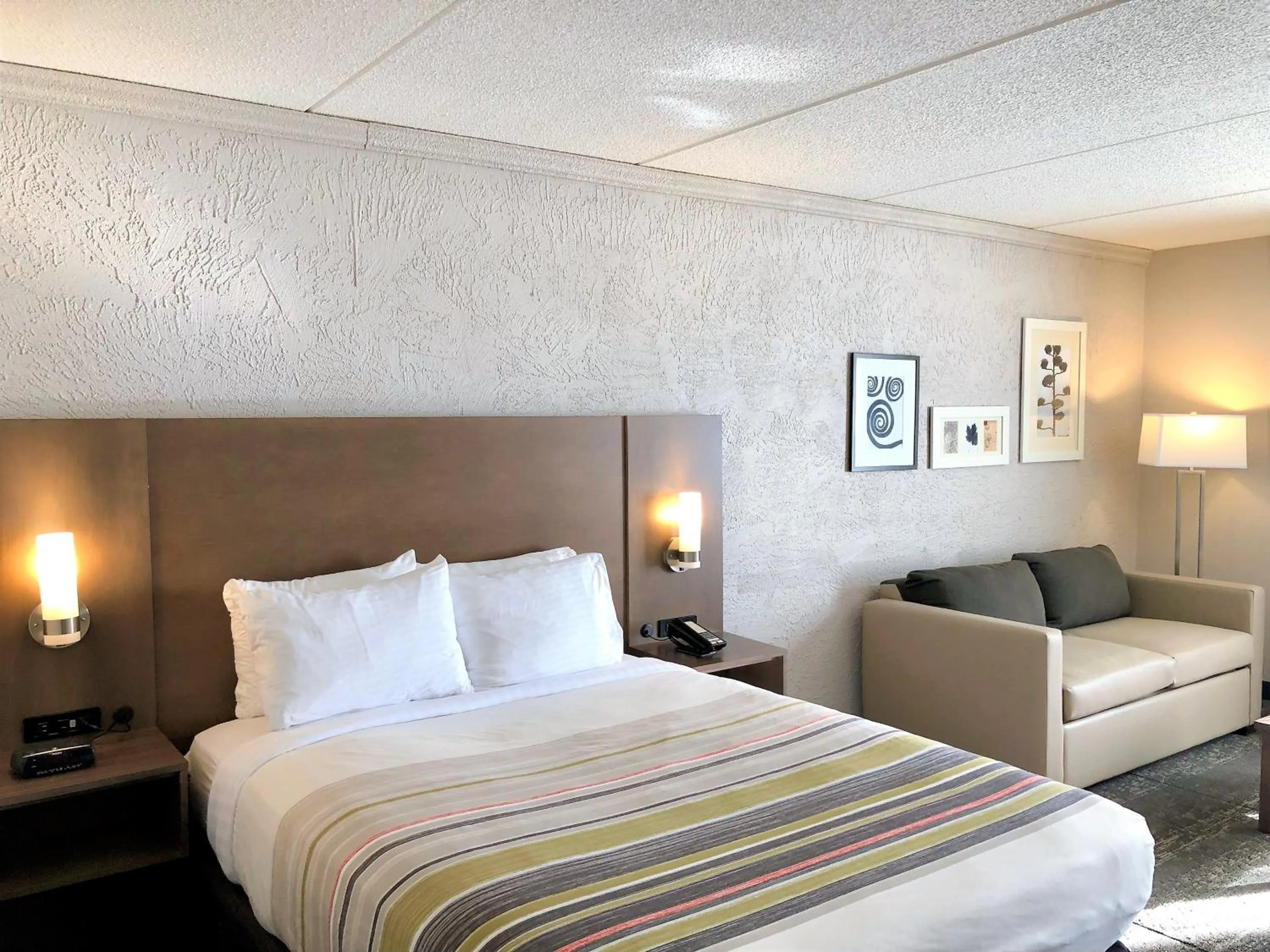 Bedroom, Bed in Country Inn & Suites by Radisson, Mt Pleasant-Racine West, WI