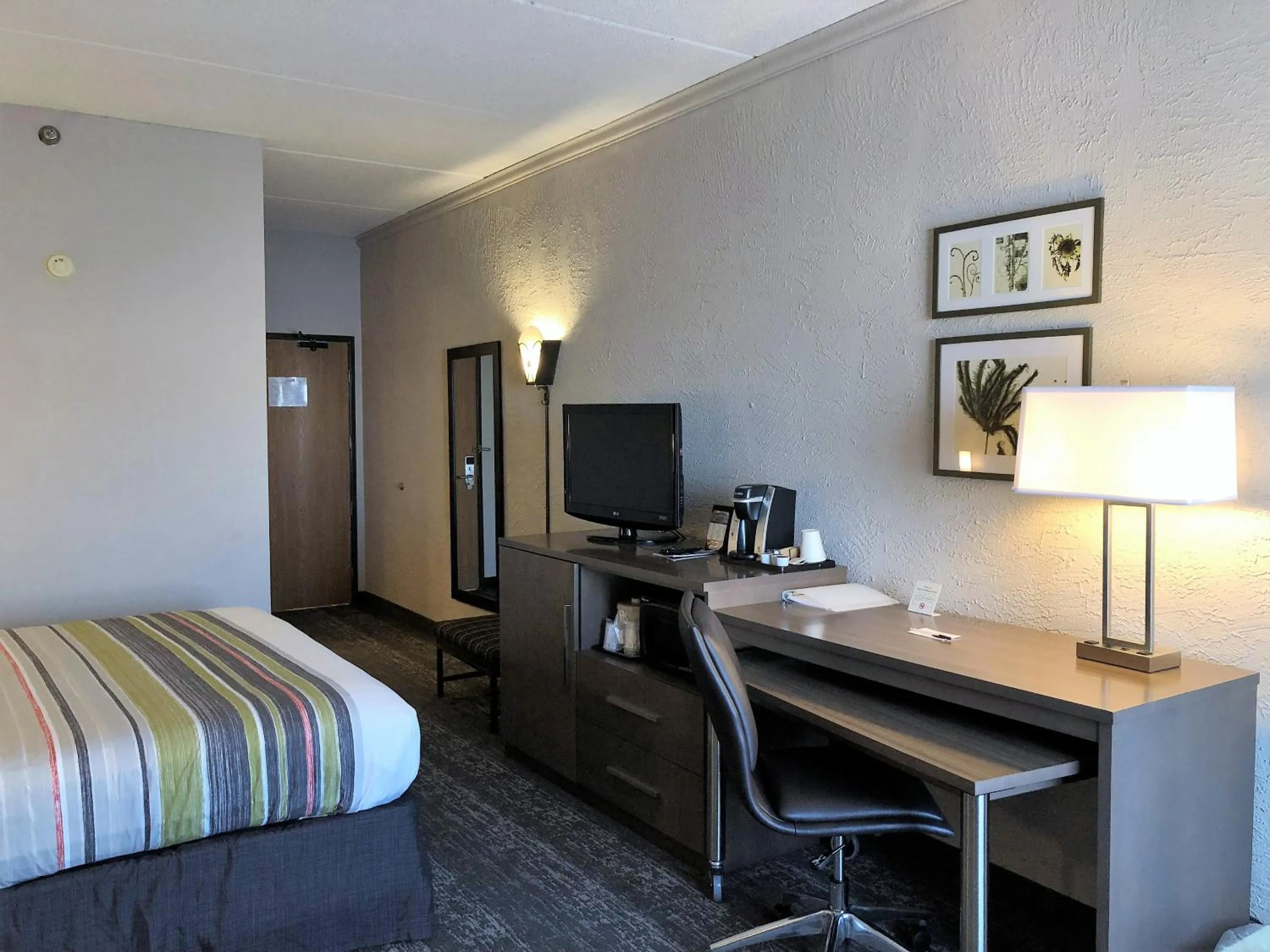 Photo of the whole room, Bed in Country Inn & Suites by Radisson, Mt Pleasant-Racine West, WI