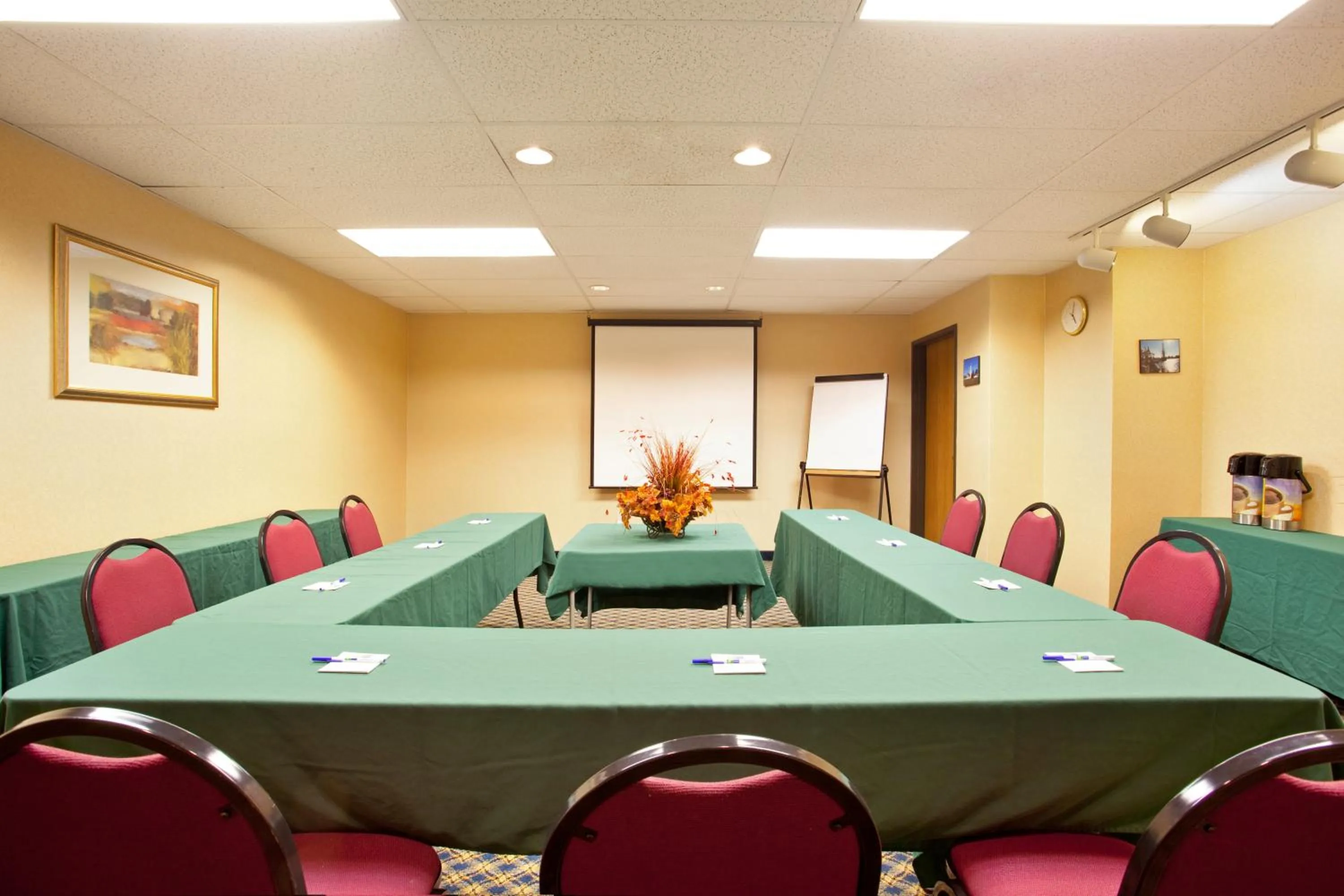 Business facilities in Country Inn & Suites by Radisson, Mt Pleasant-Racine West, WI