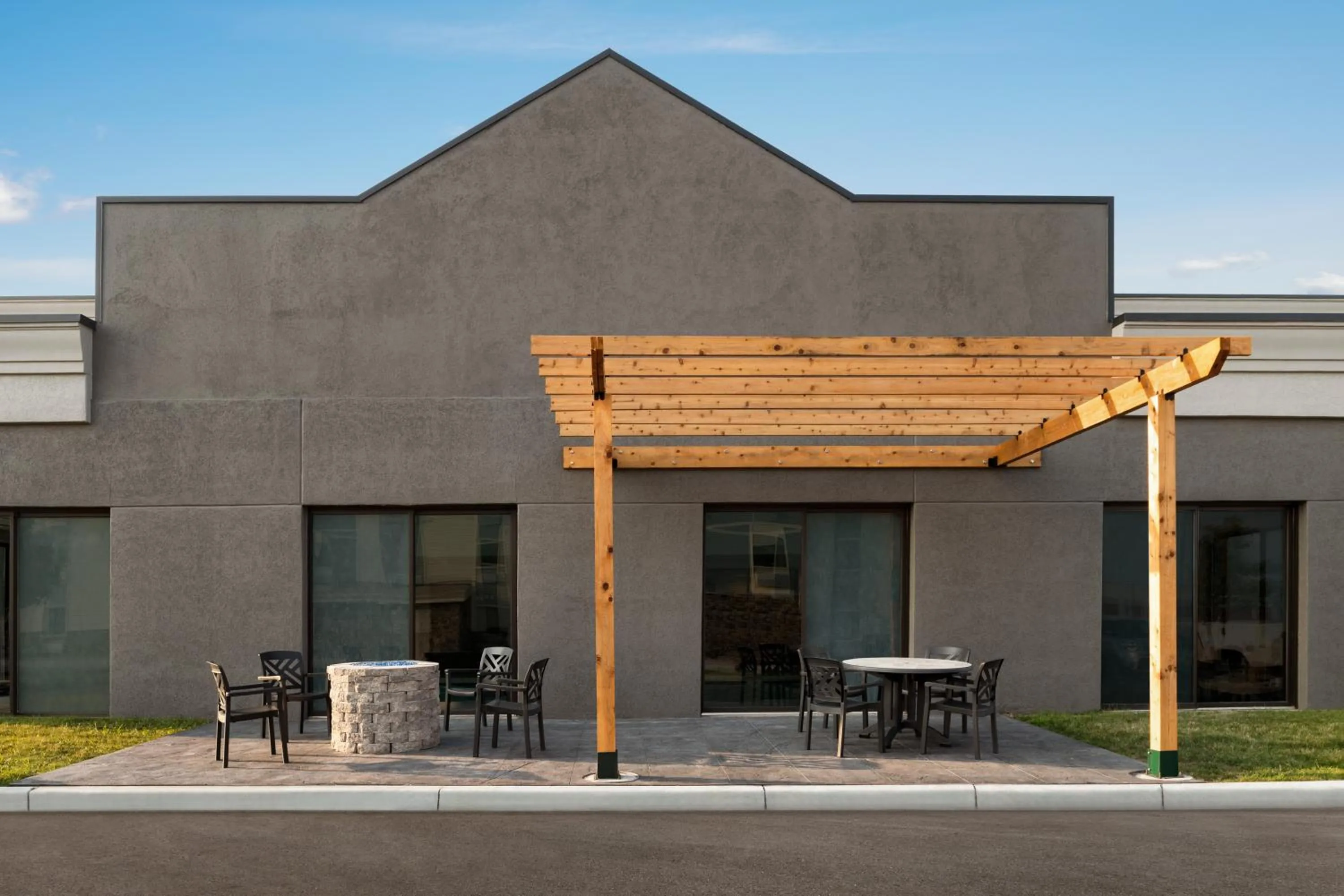 Patio in Country Inn & Suites by Radisson, Mt Pleasant-Racine West, WI