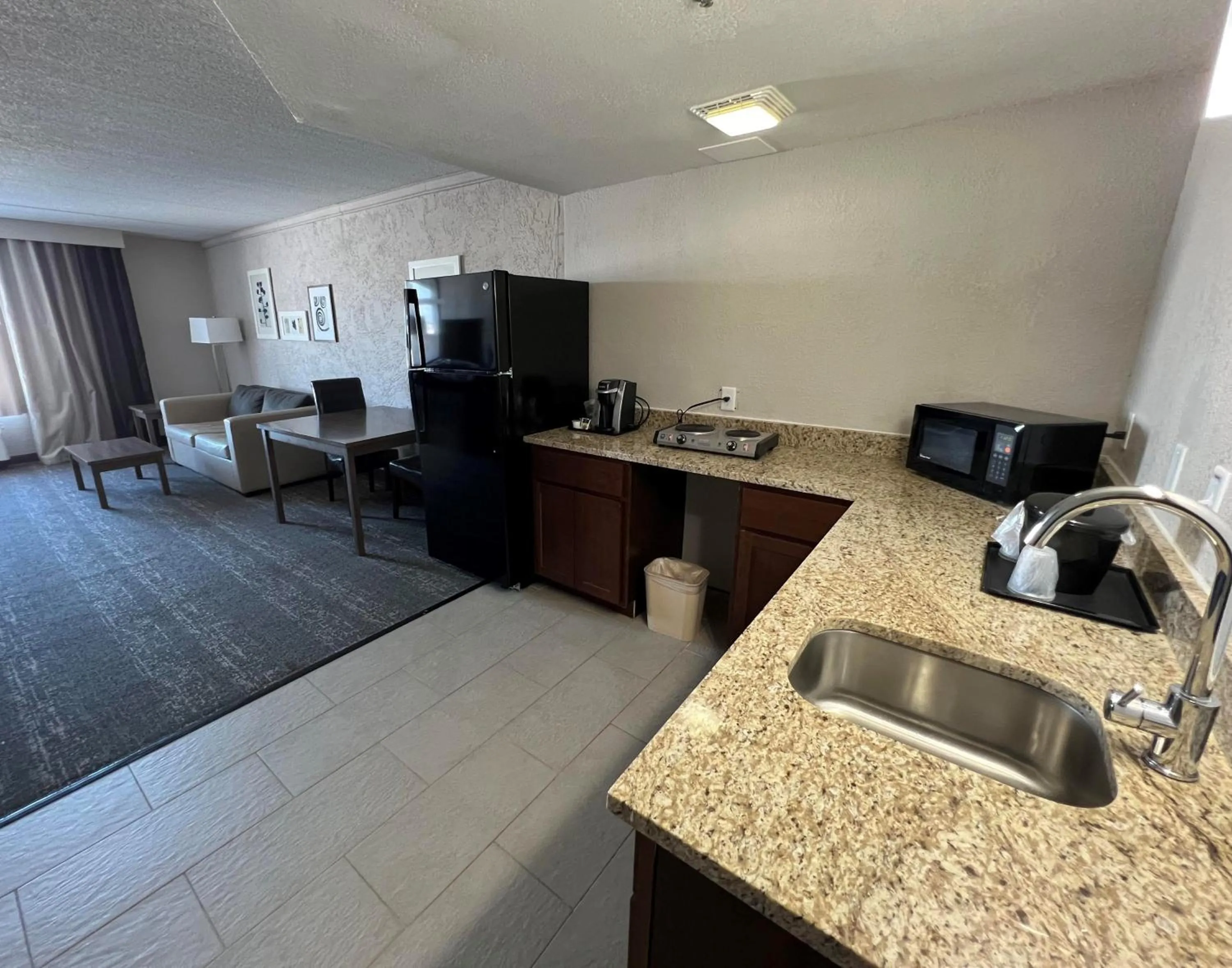 Coffee/tea facilities in Country Inn & Suites by Radisson, Mt Pleasant-Racine West, WI