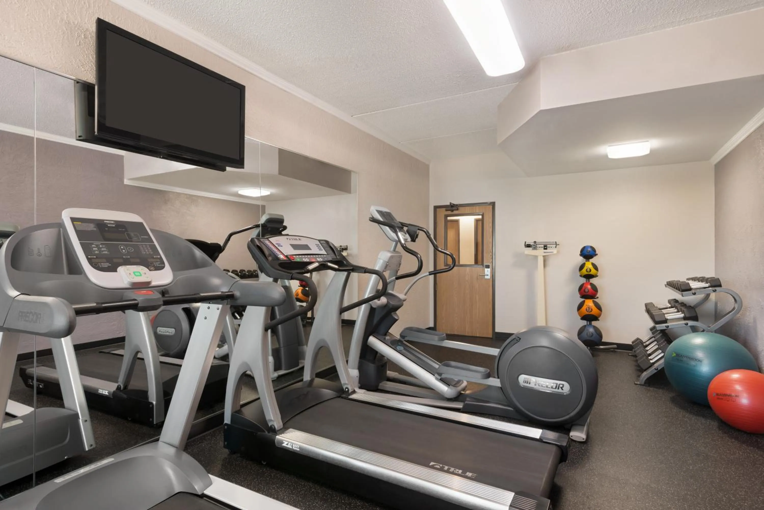 Fitness centre/facilities in Country Inn & Suites by Radisson, Mt Pleasant-Racine West, WI