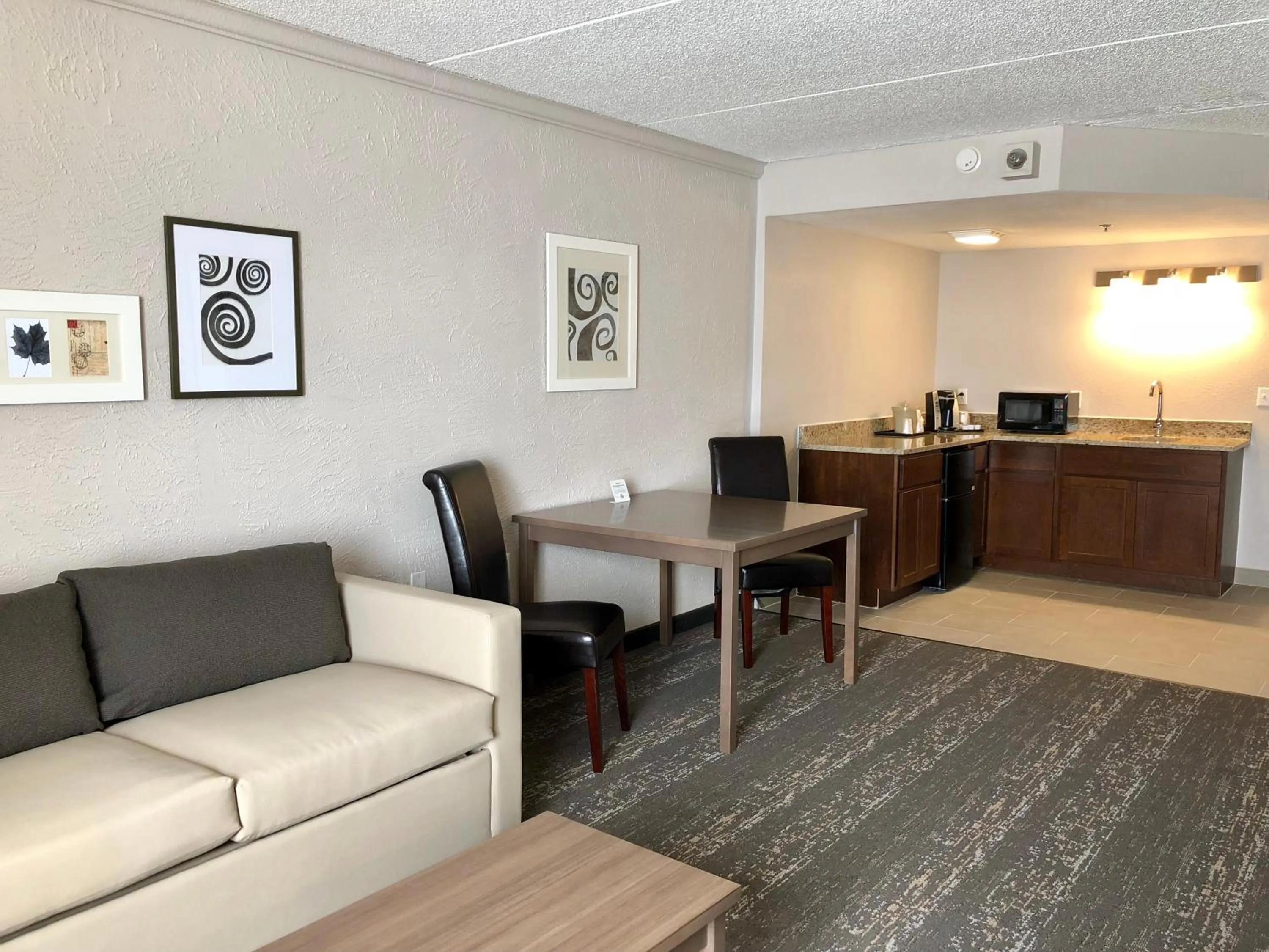 Living room in Country Inn & Suites by Radisson, Mt Pleasant-Racine West, WI