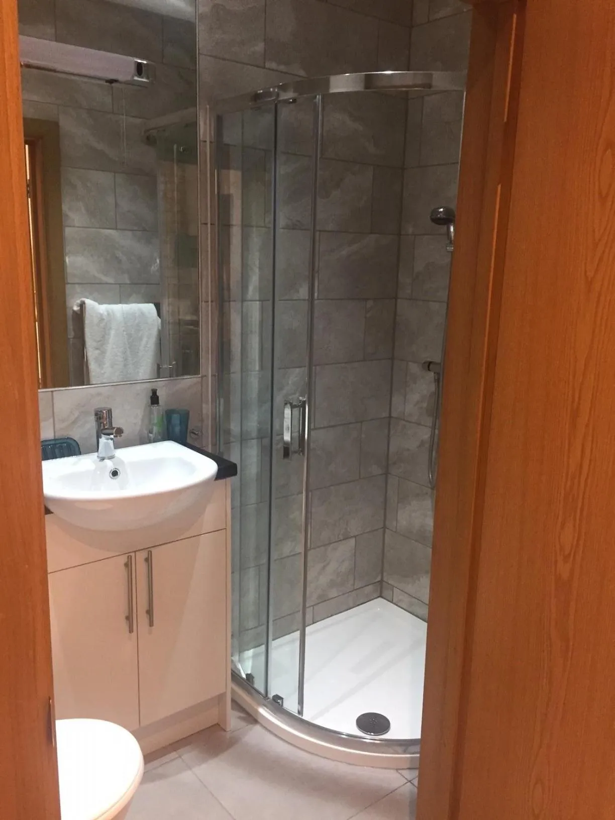 Bathroom in Linnaea House Rooms