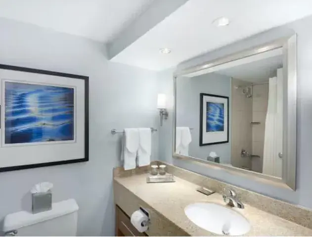 King Room with Sofa in Hilton Long Island/Huntington King Room with Sofa in Hilton Long Island/Huntington