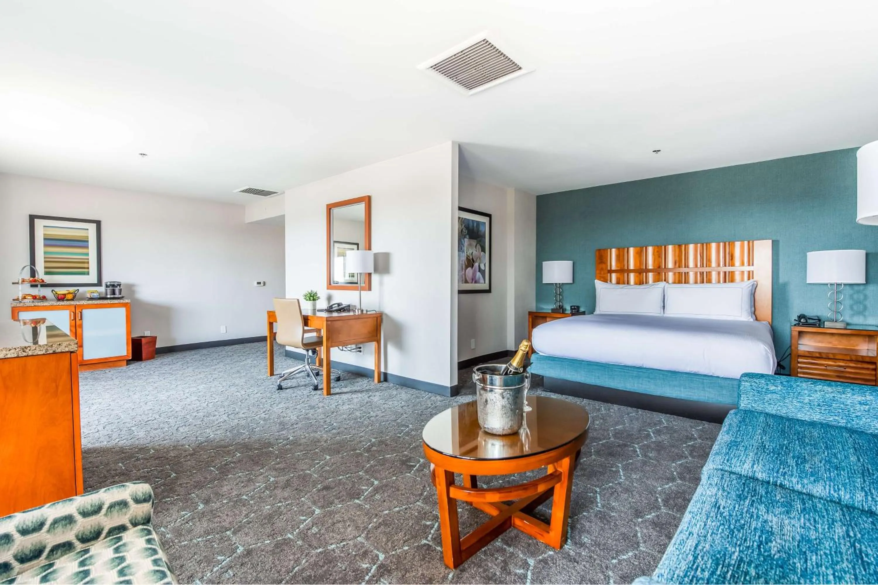 Bedroom, Bed in DoubleTree by Hilton Carson