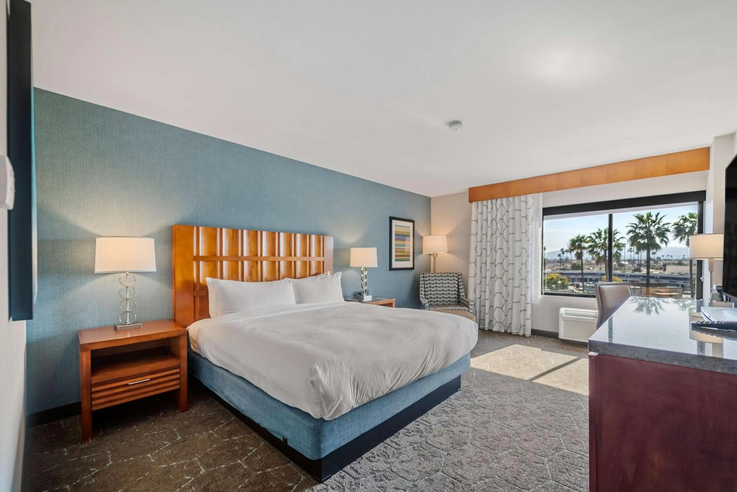 Photo of the whole room, Bed in DoubleTree by Hilton Carson