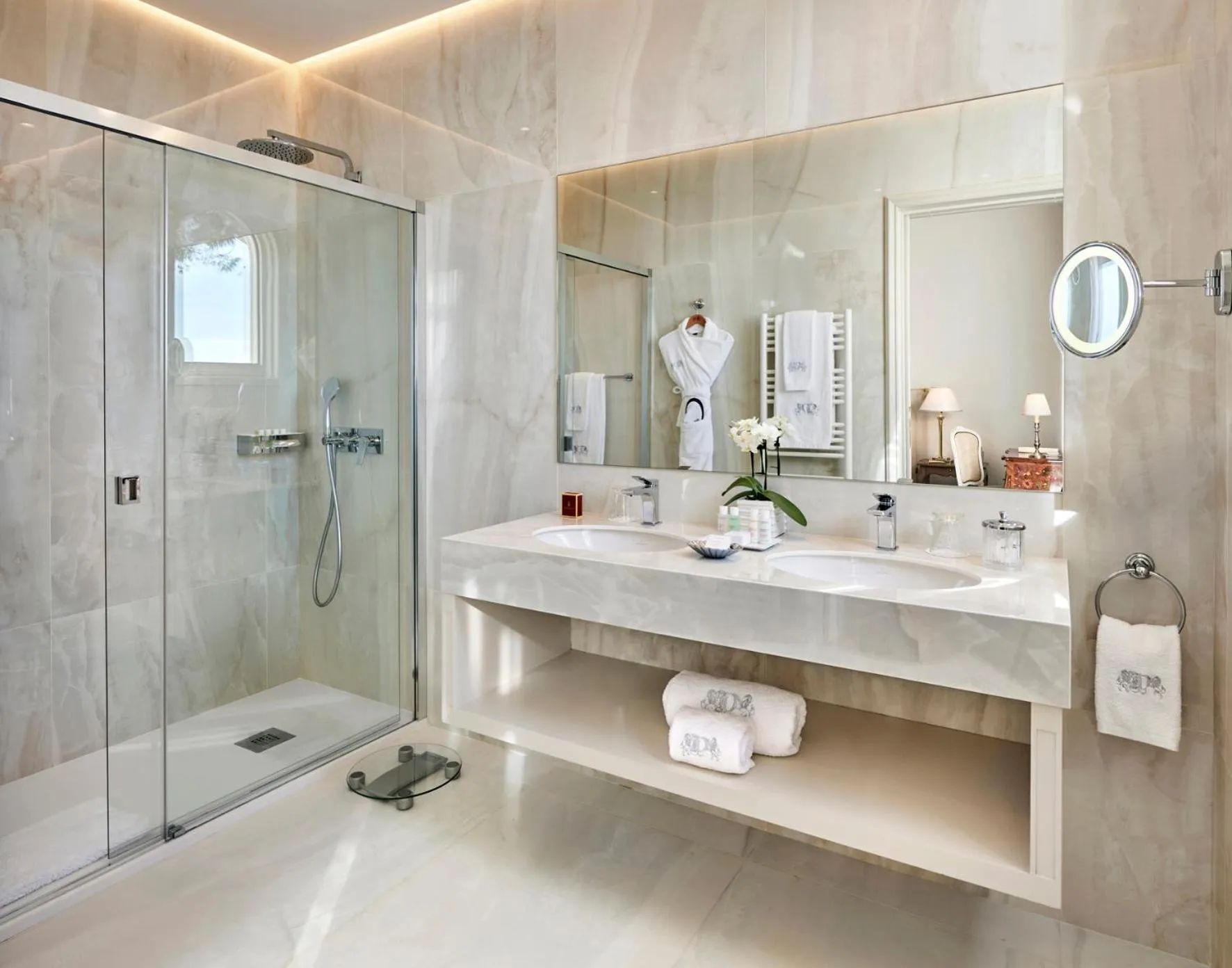 Shower in La Réserve de Beaulieu