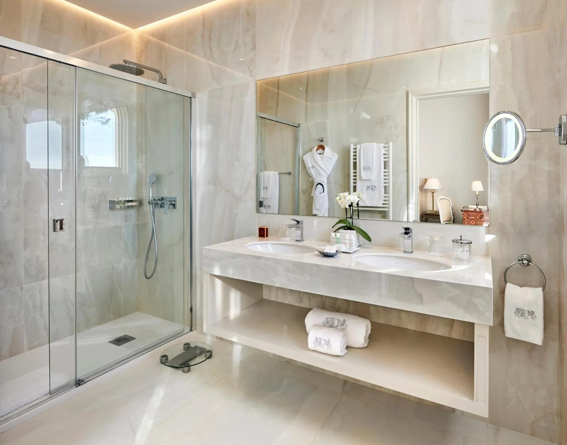 Shower in La Réserve de Beaulieu