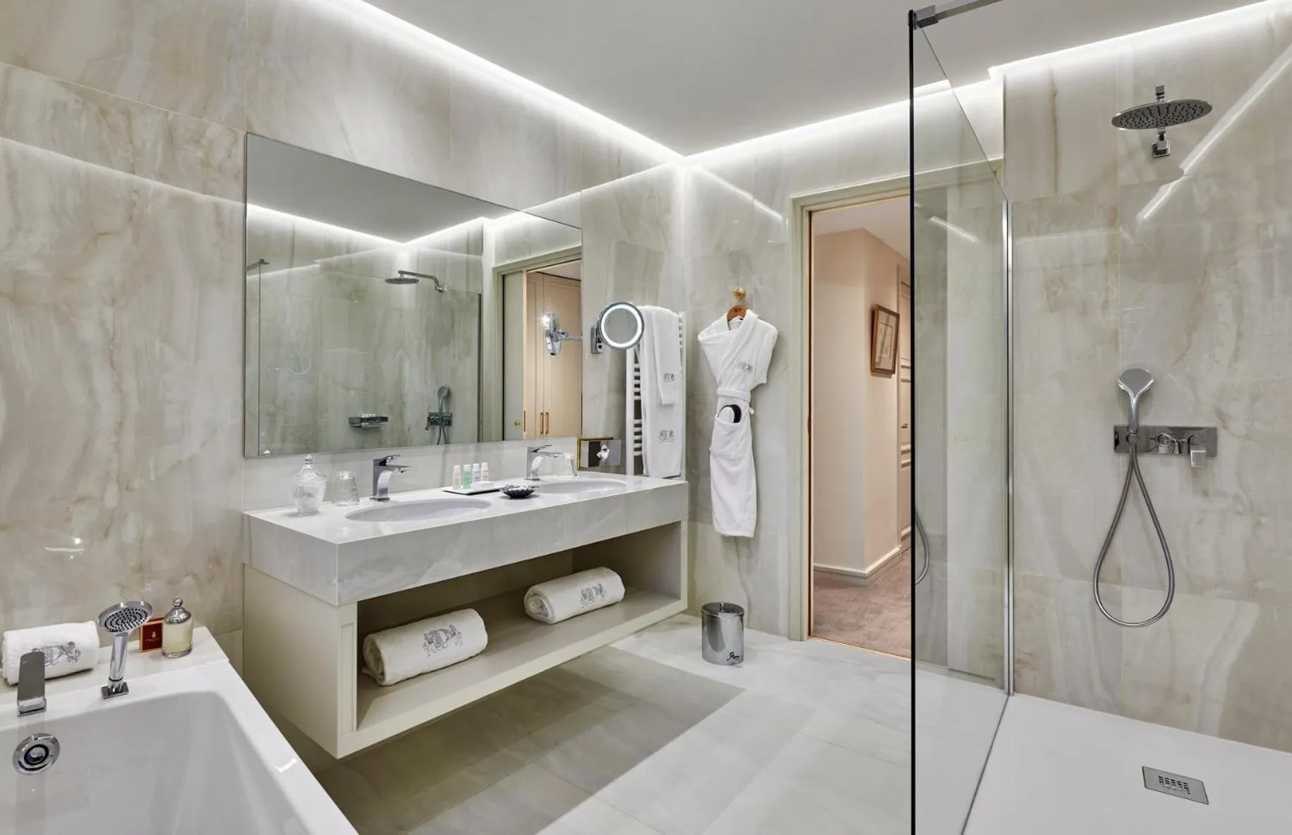 Shower in La Réserve de Beaulieu