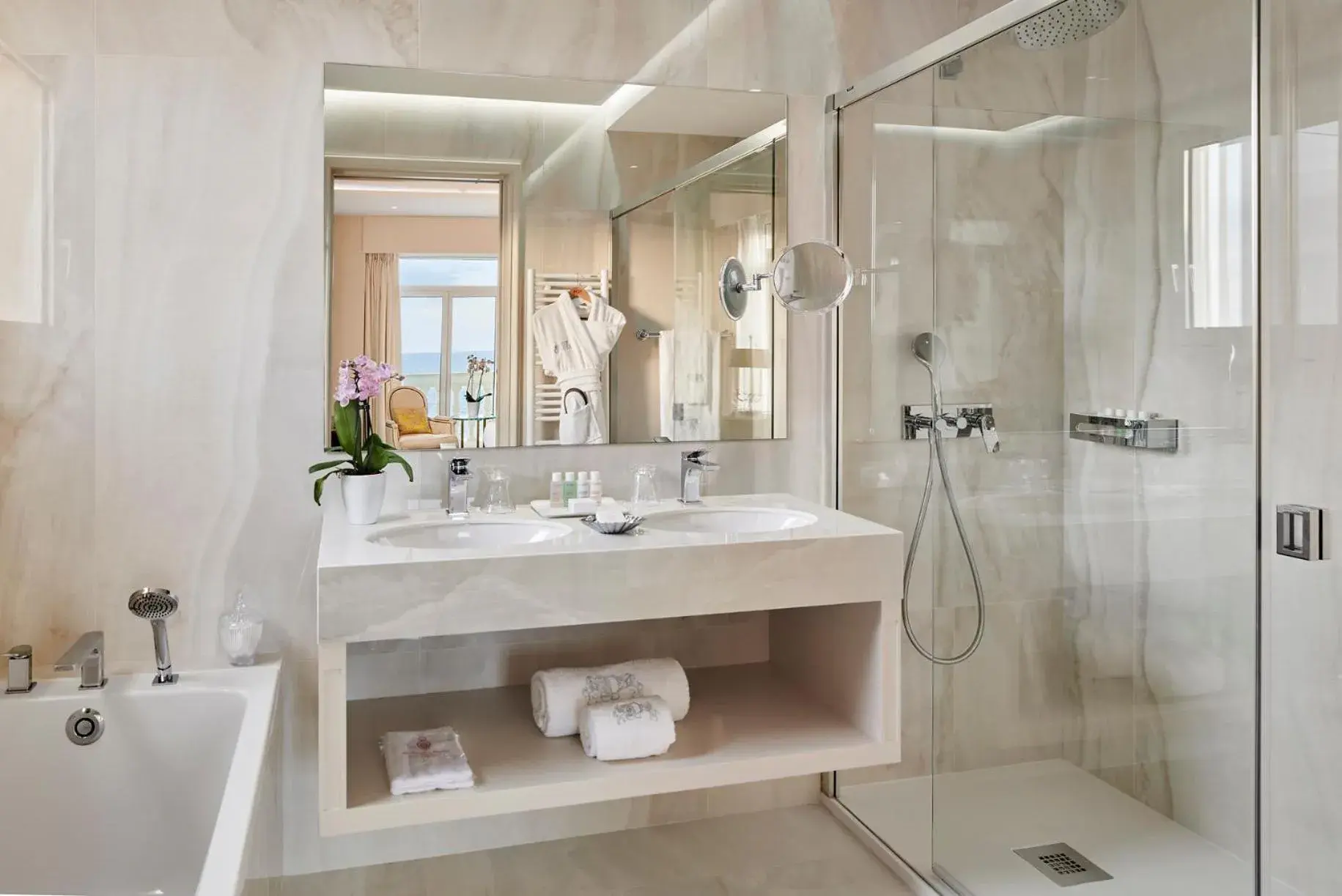 Deluxe Double Room with Sea View Terrace in La Réserve de Beaulieu Deluxe Double Room with Sea View Terrace in La Réserve de Beaulieu