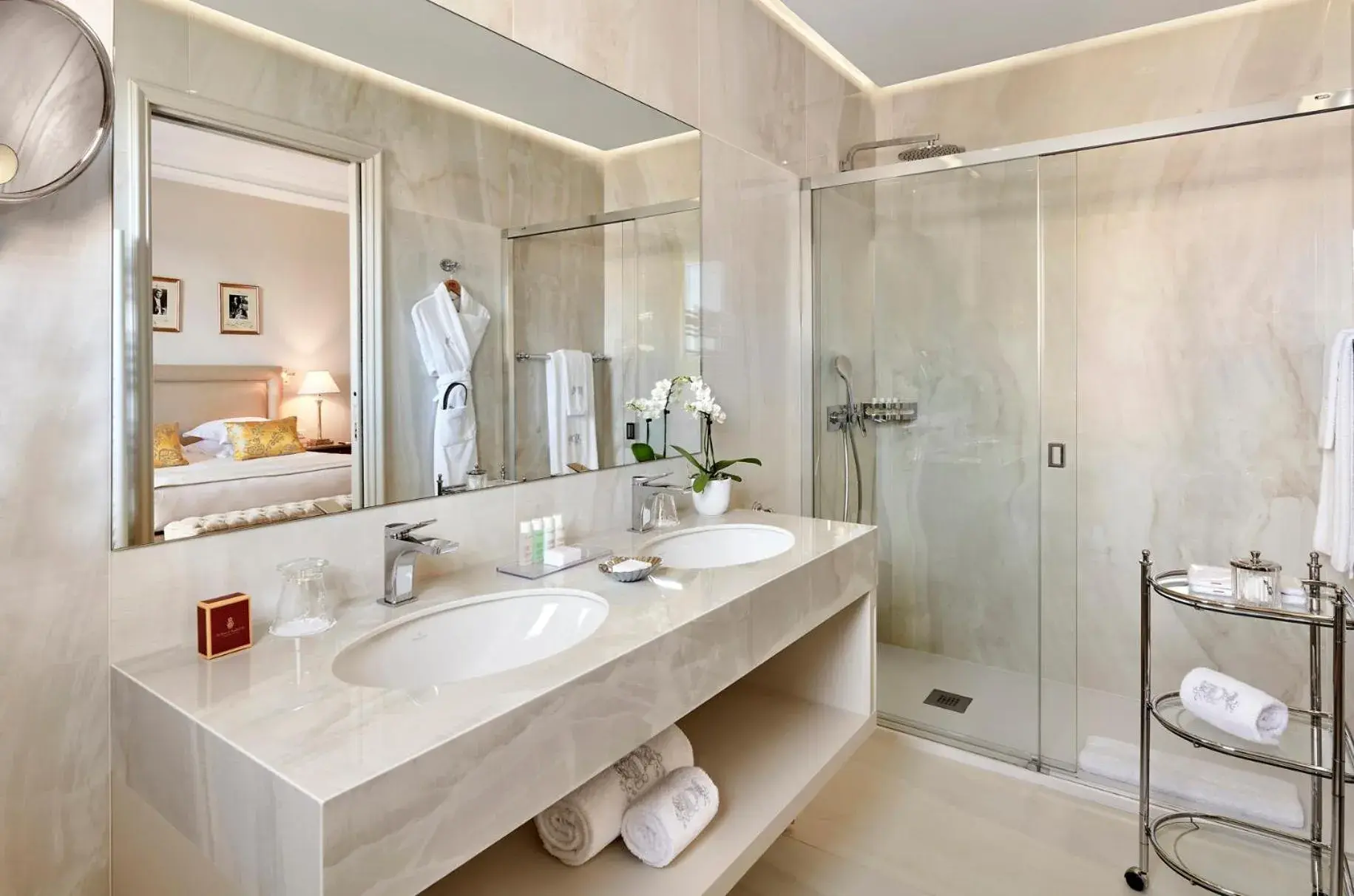 Classic Room with Harbor and Hillside View in La Réserve de Beaulieu Classic Room with Harbor and Hillside View in La Réserve de Beaulieu