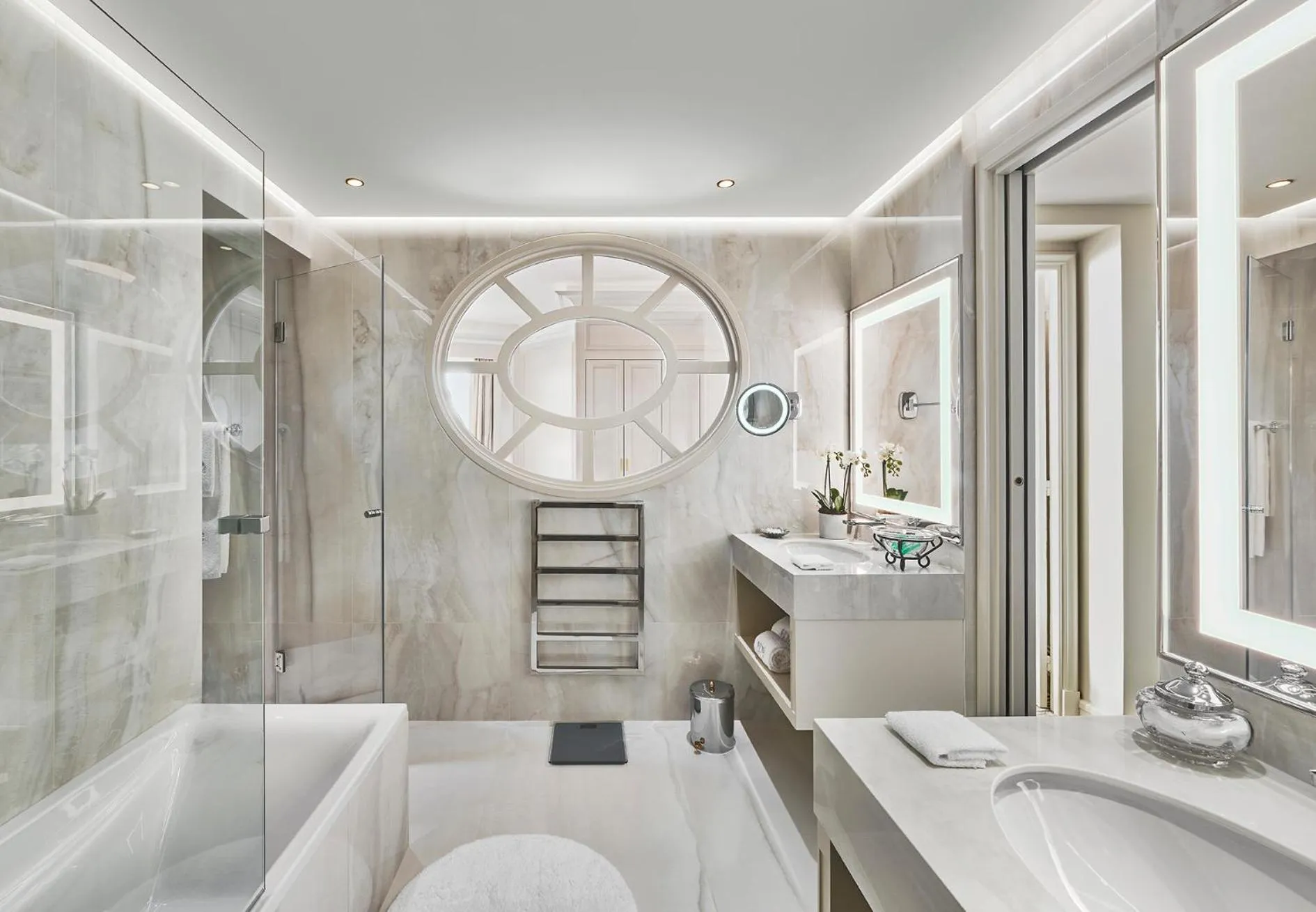 Shower, Bed in La Réserve de Beaulieu