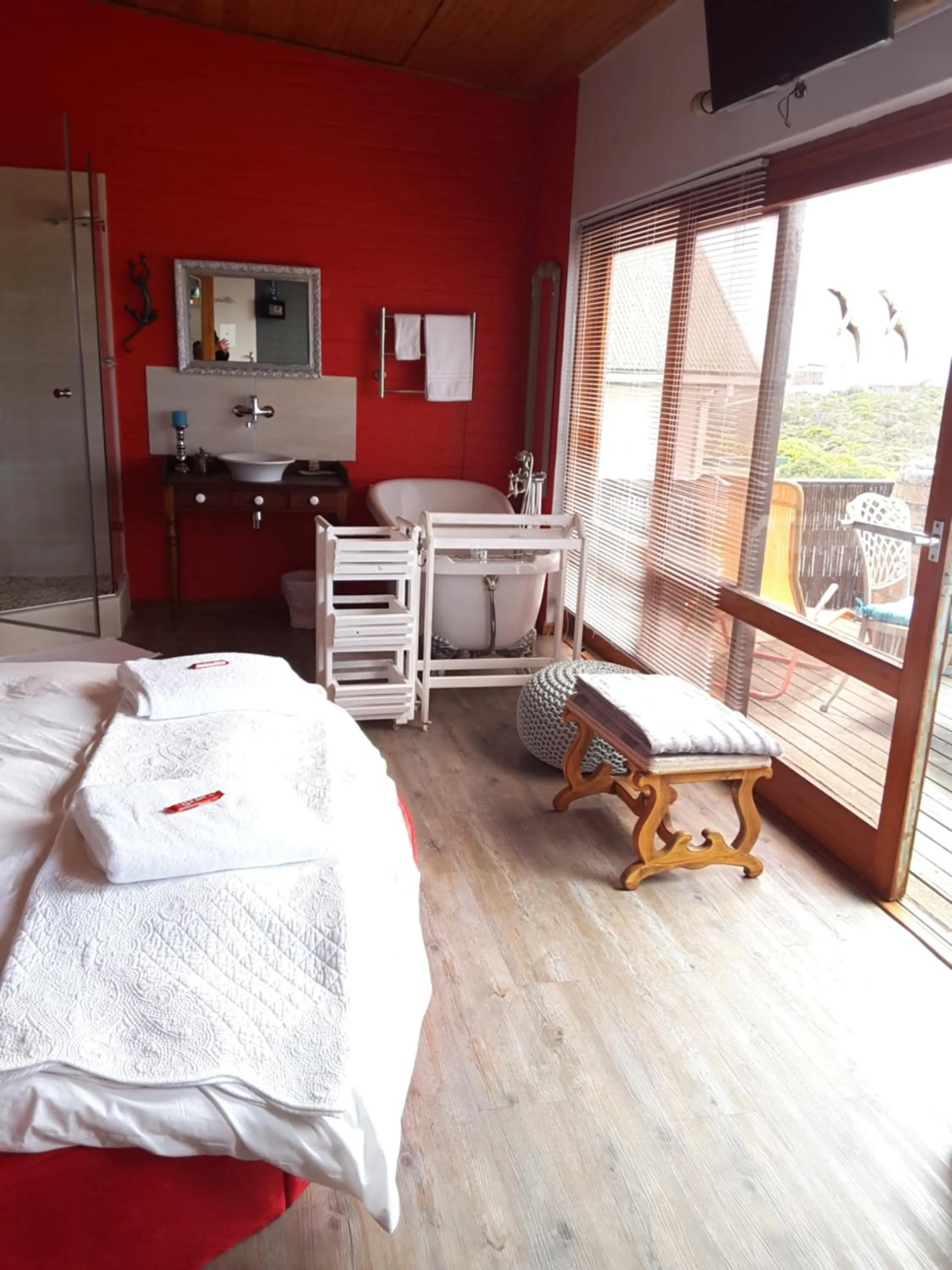 Photo of the whole room in The-Ark B&B