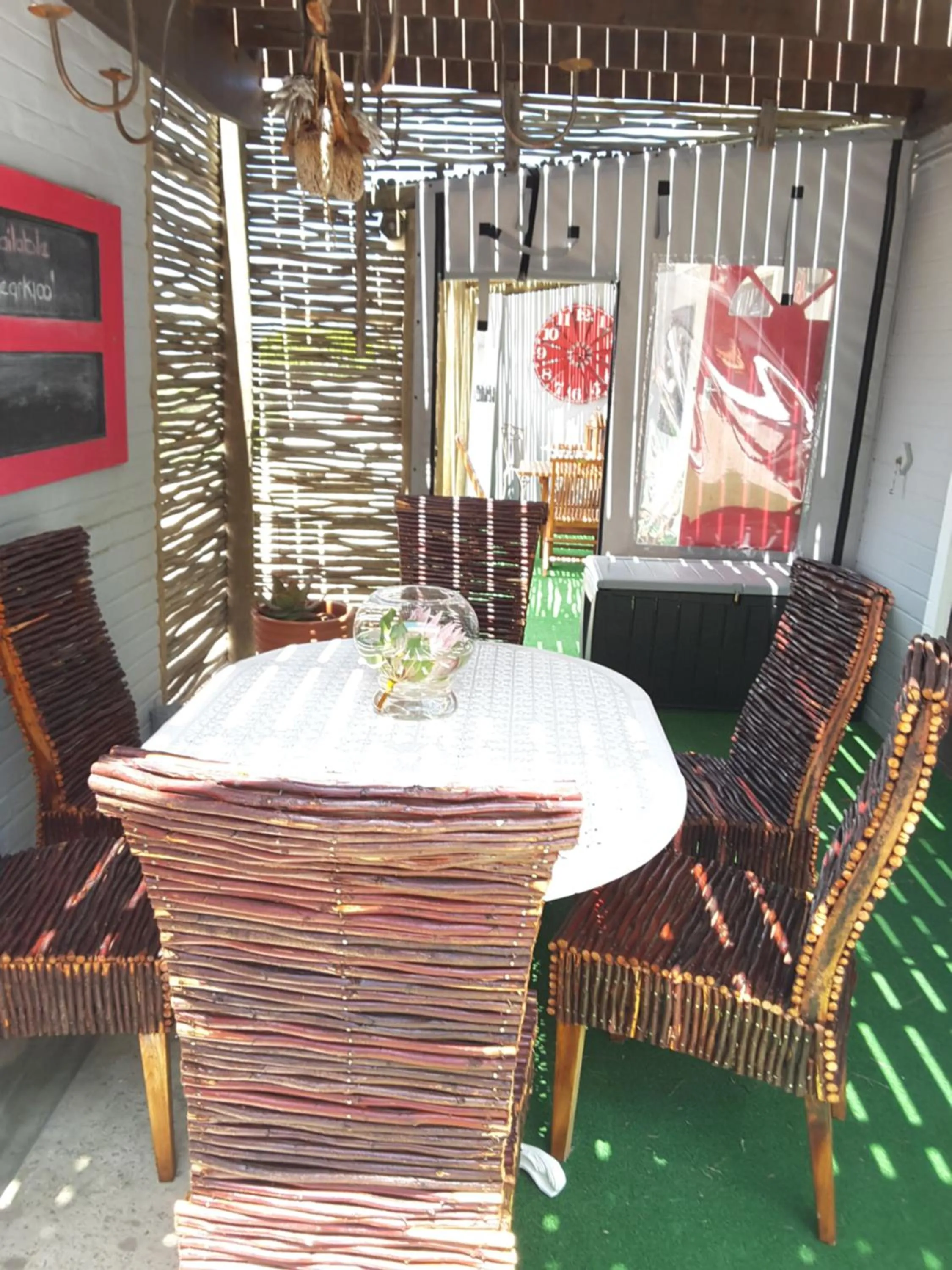 Communal lounge/ TV room in The-Ark B&B