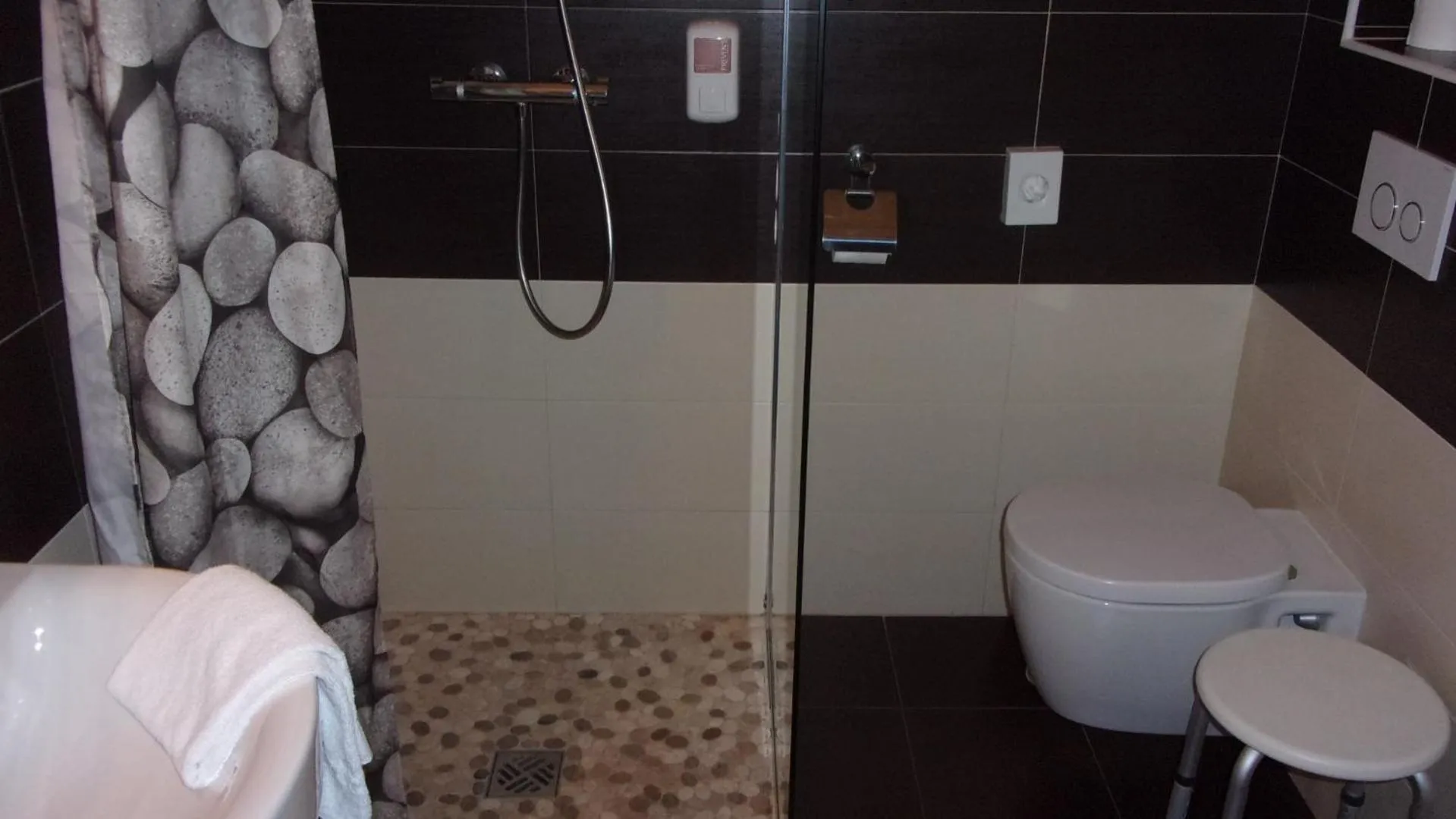 Shower in Atoll Hotel restaurant