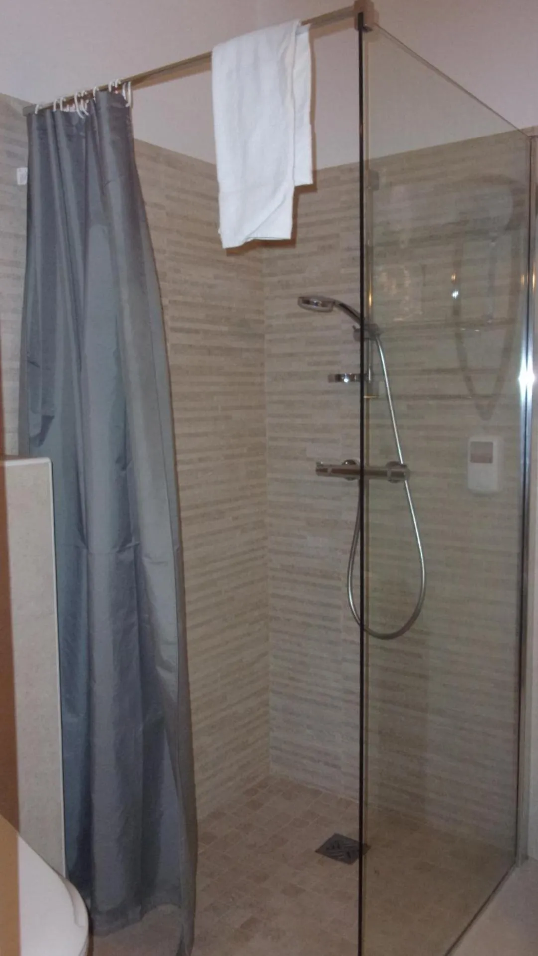 Shower in Atoll Hotel restaurant