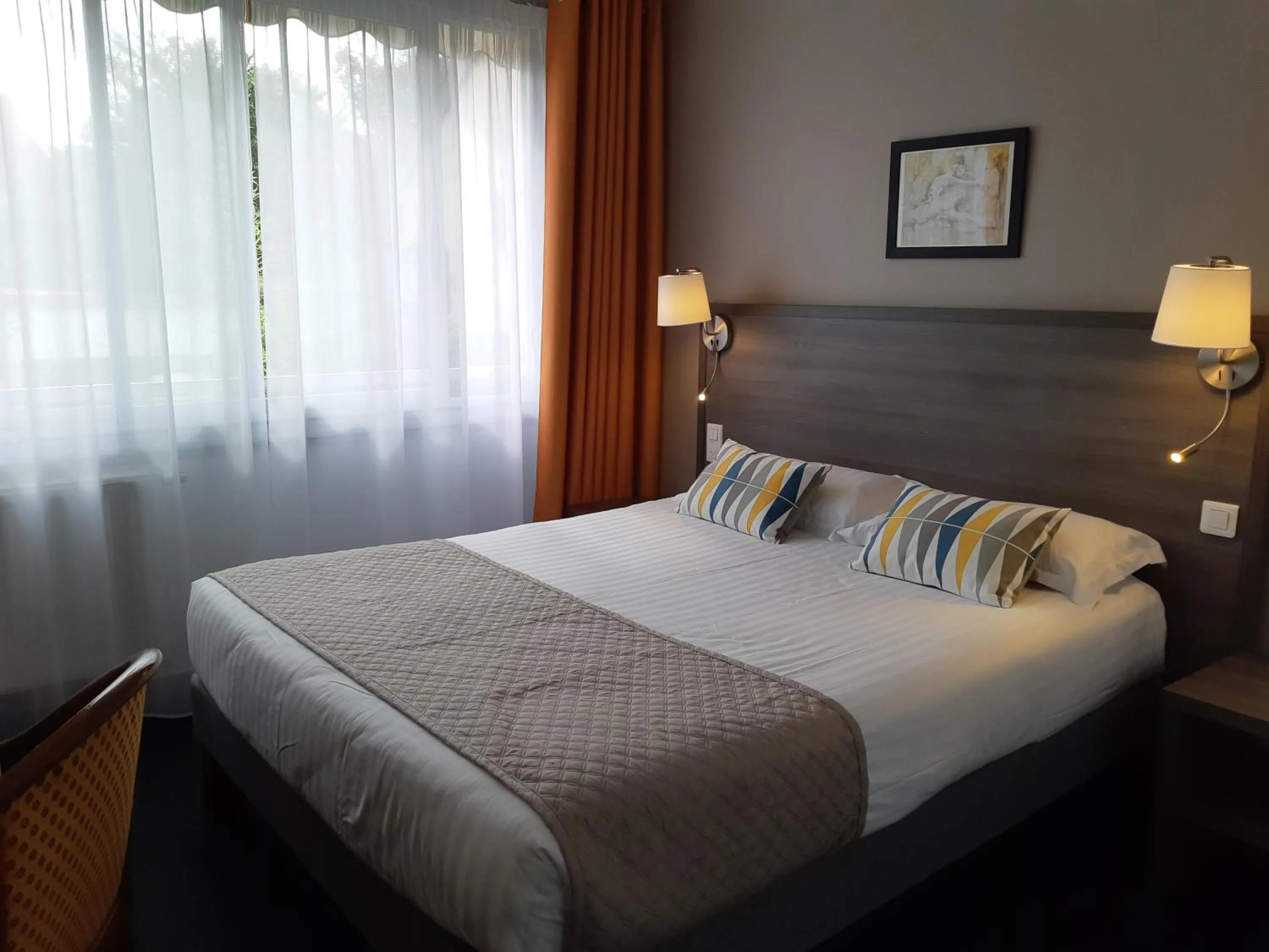 Bedroom, Bed in Aerotel Versailles Saint Cyr - L'étape du Silence