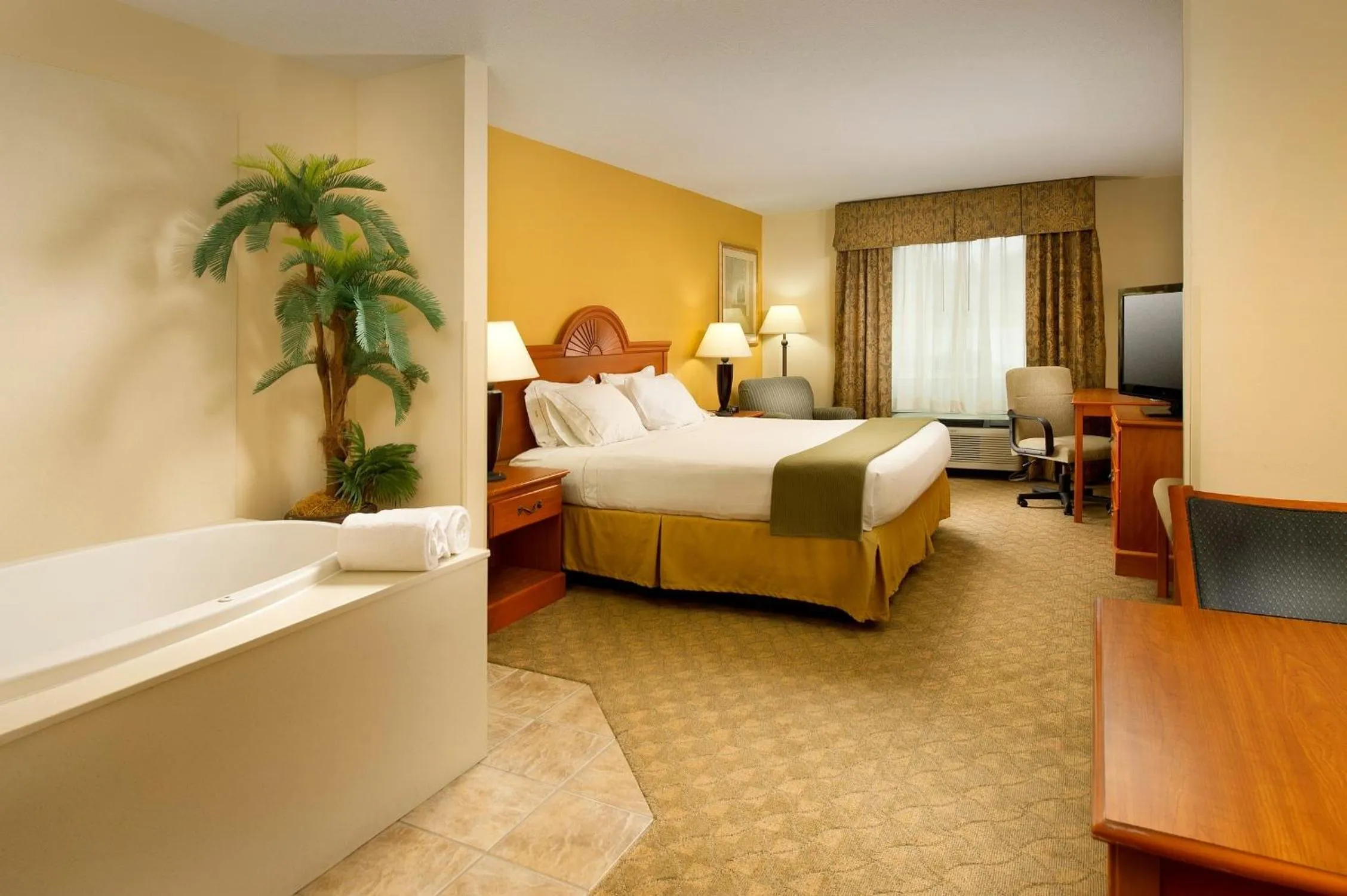 Photo of the whole room, Bed in Holiday Inn Express Hotel & Suites Lenoir City Knoxville Area by IHG