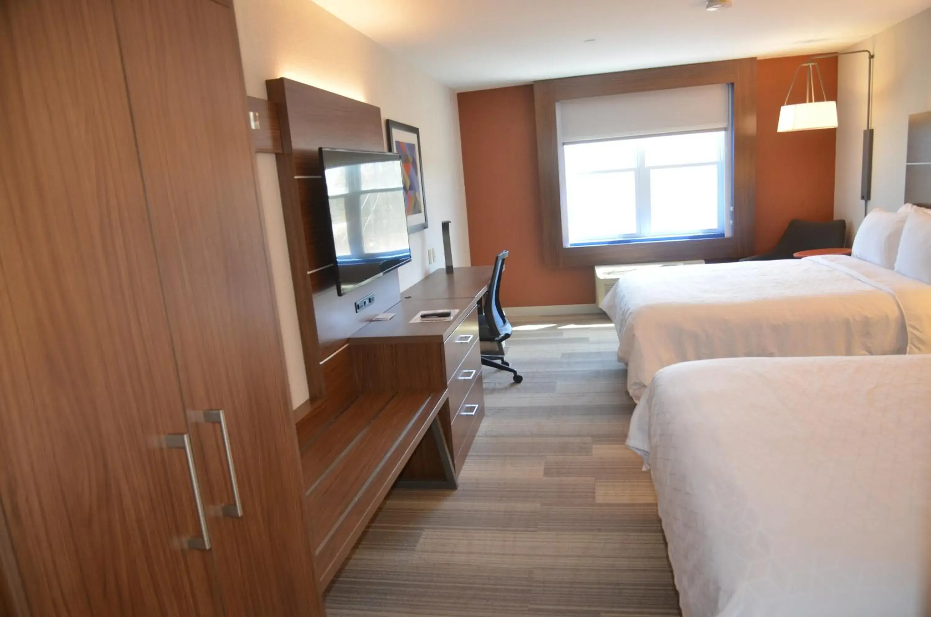 Standard Queen Room with Two Queen Beds and Tub - Mobility/Communications Accessible in Holiday Inn Express Hotel & Suites Rochester by IHG Standard Queen Room with Two Queen Beds and Tub - Mobility/Communications Accessible in Holiday Inn Express Hotel & Suites Rochester by IHG