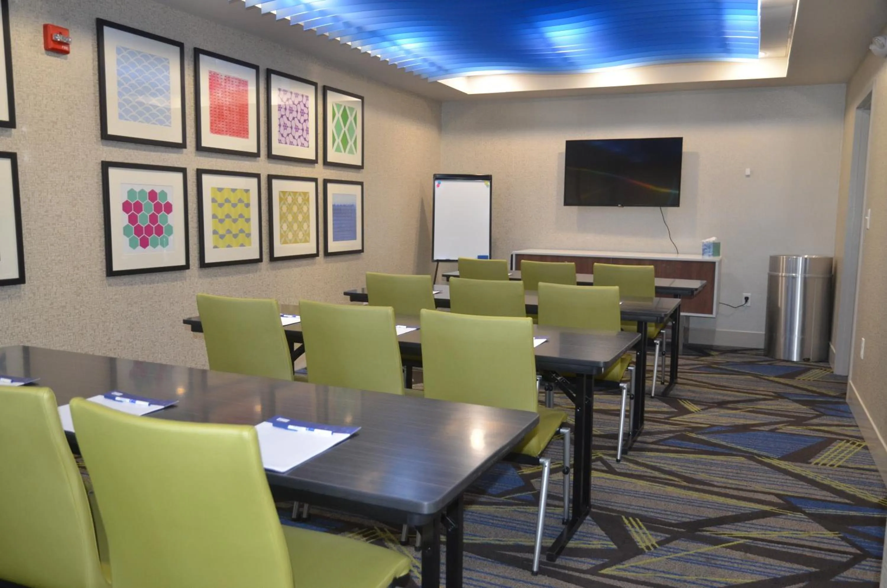 Meeting/conference room in Holiday Inn Express Hotel & Suites Rochester by IHG