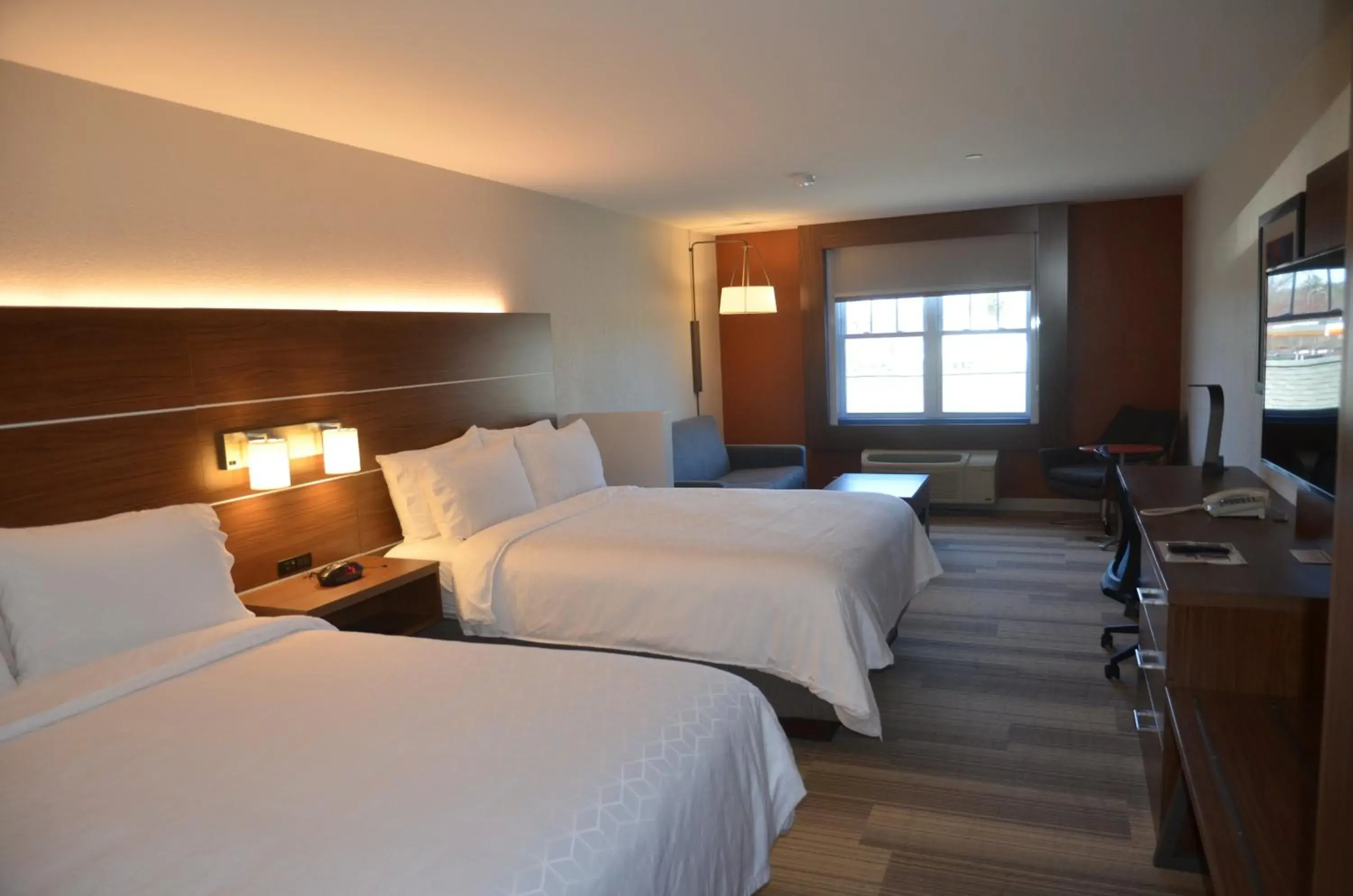 Queen Suite with Two Queen Beds in Holiday Inn Express Hotel & Suites Rochester by IHG Queen Suite with Two Queen Beds in Holiday Inn Express Hotel & Suites Rochester by IHG