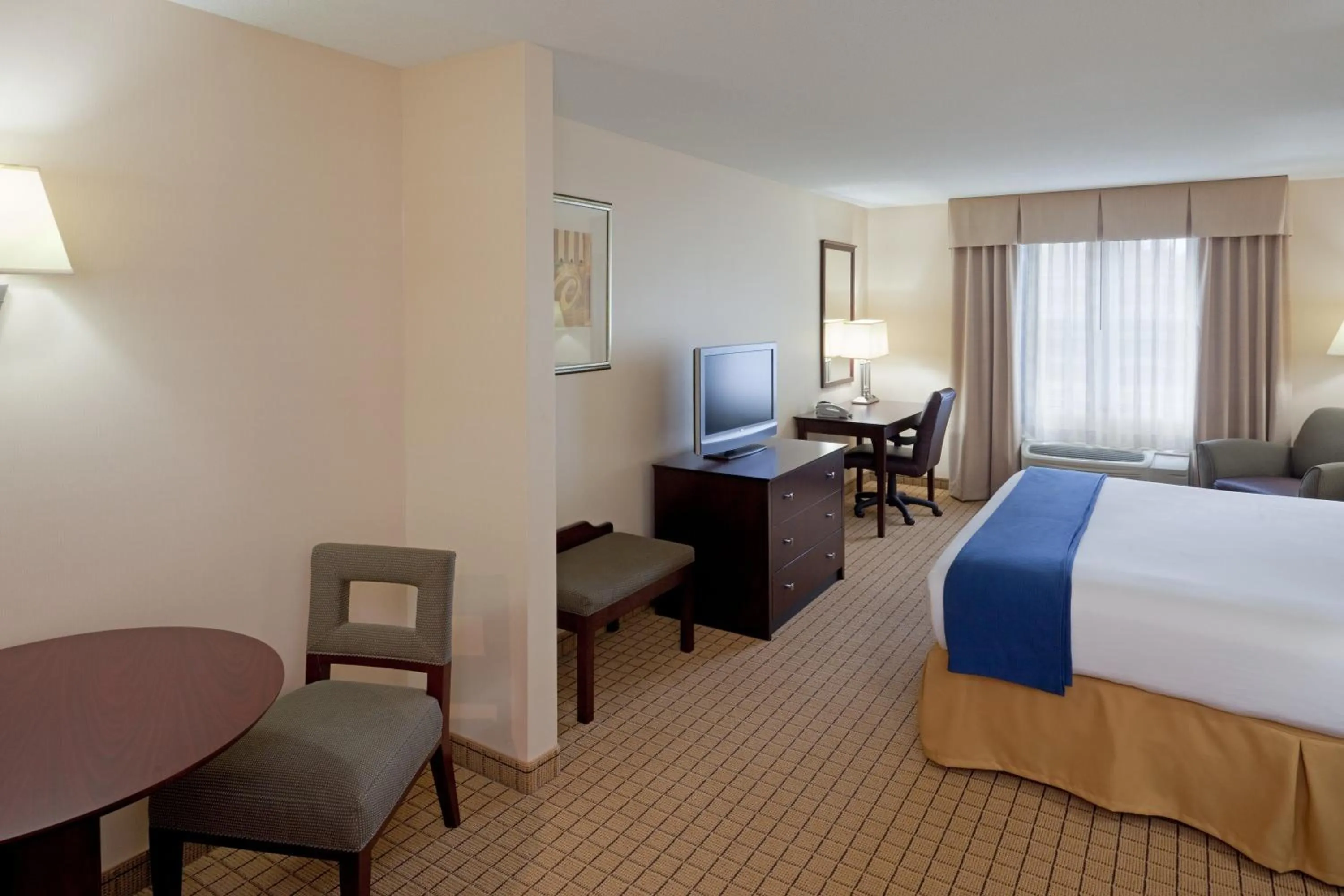 Bed in Holiday Inn Express Hotel & Suites Rochester by IHG