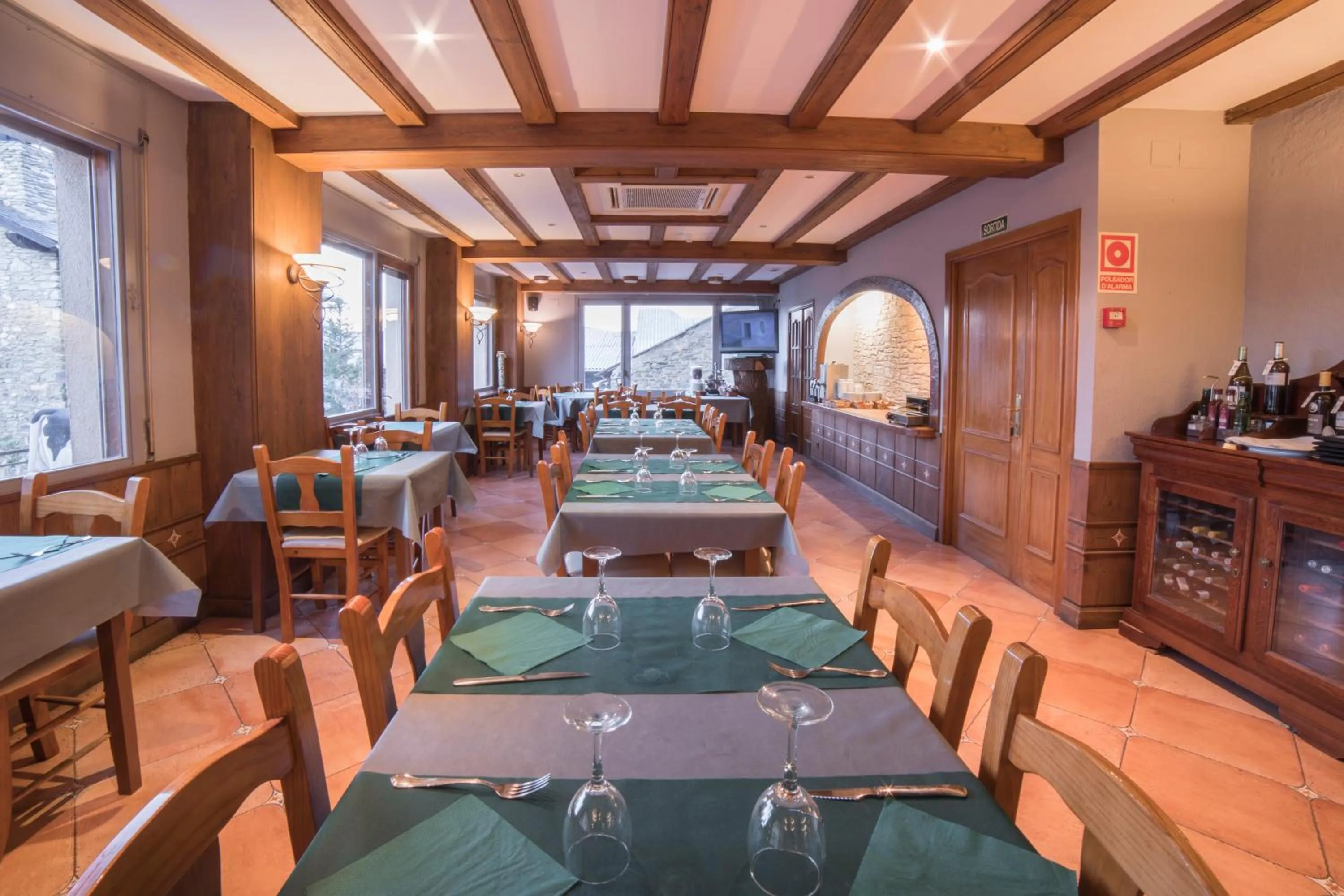 Restaurant/places to eat in Hotel Roca