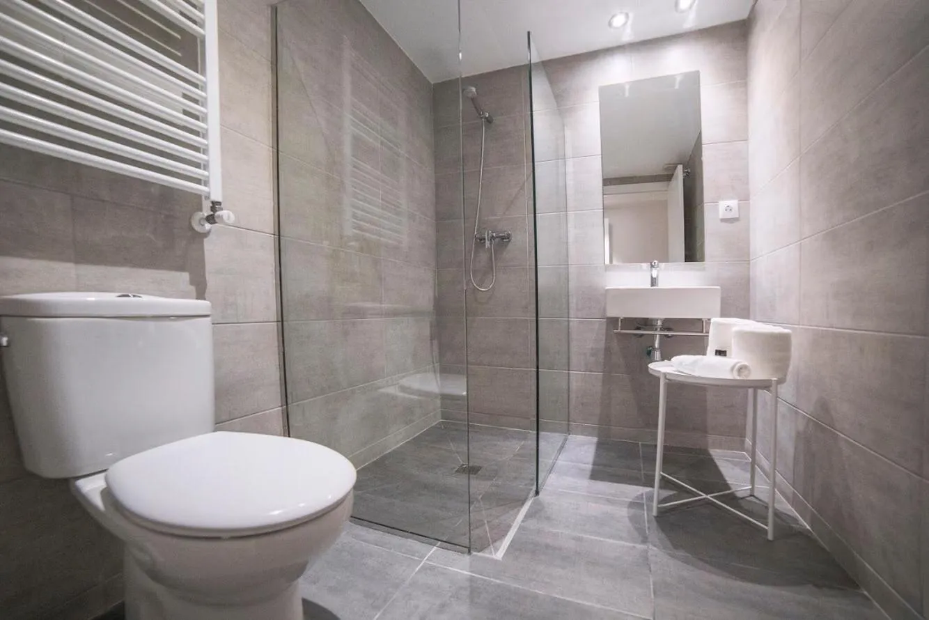 Shower in Hotel Roca