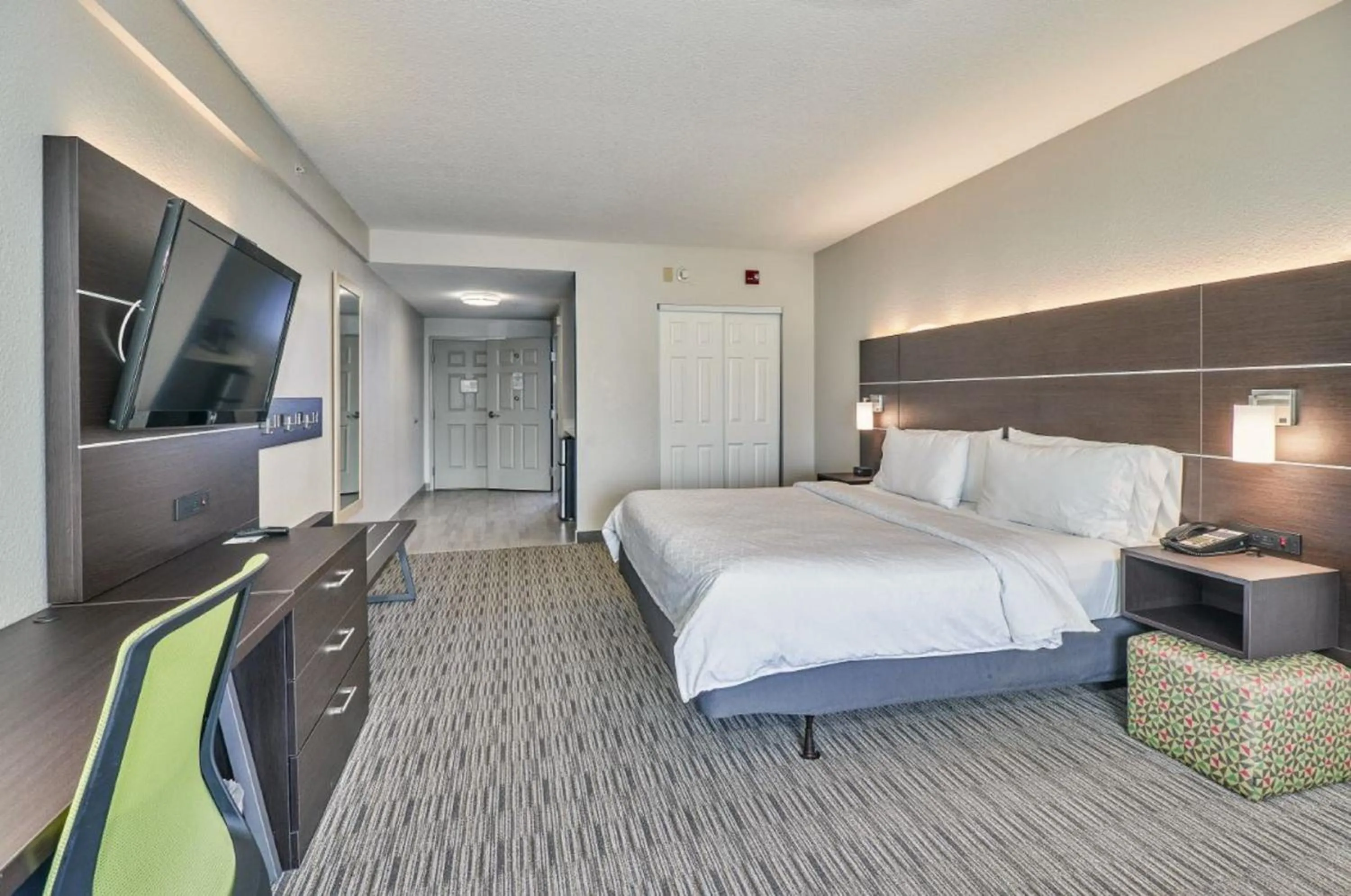 Photo of the whole room, Bed in Holiday Inn Express Hotel & Suites Clearwater US 19 North by IHG