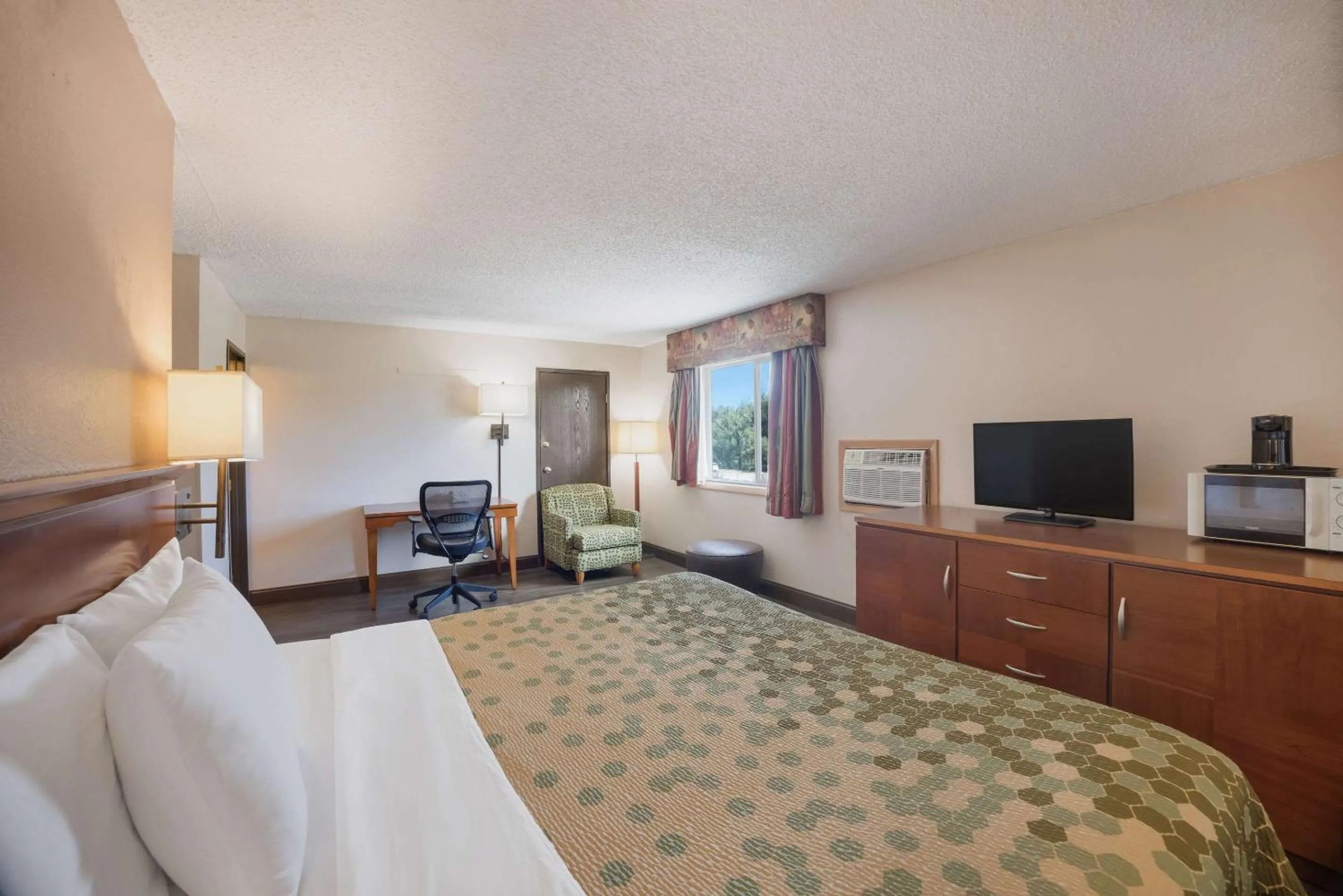 Bedroom in Rodeway Inn
