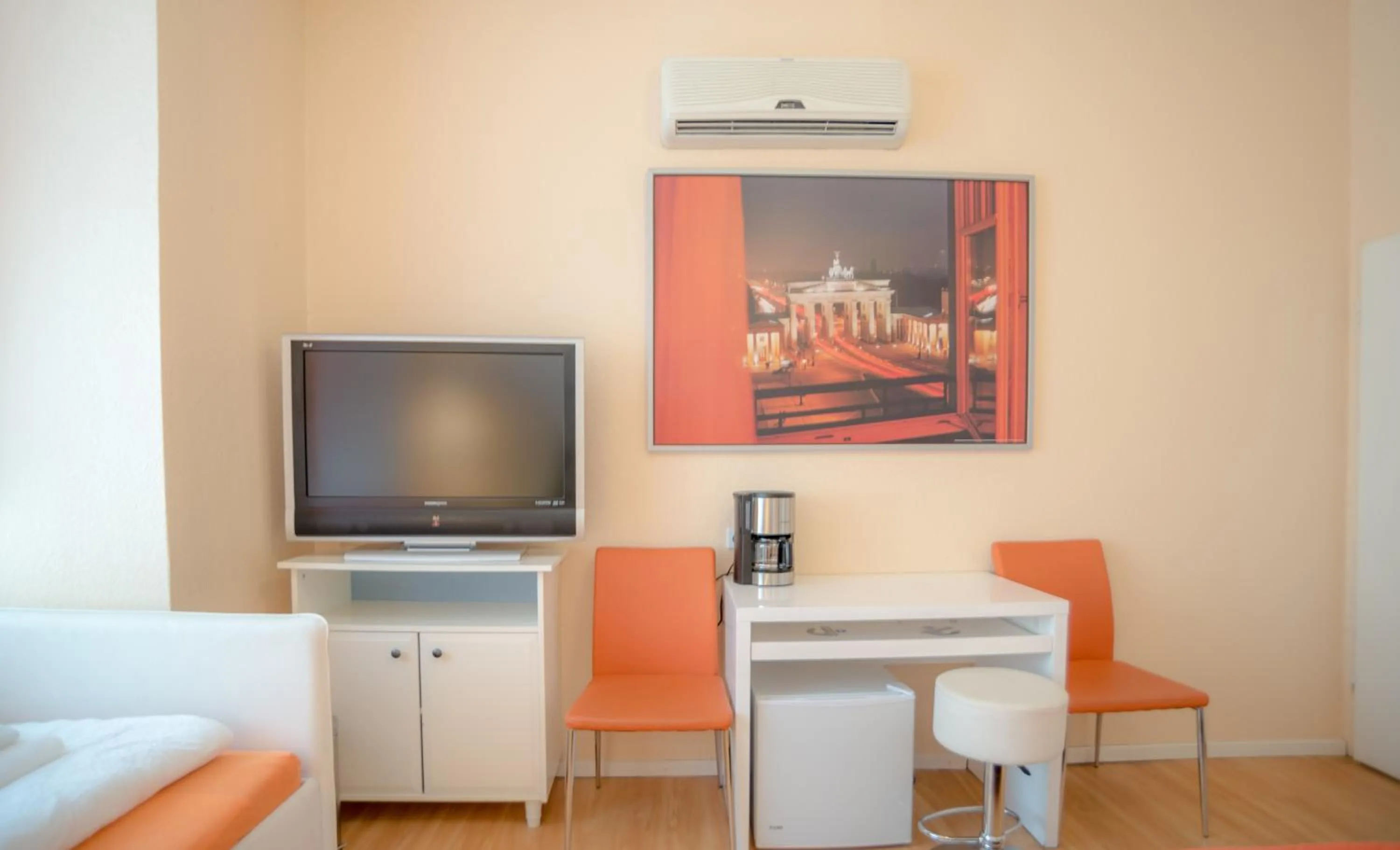 TV and multimedia in City Guesthouse Pension Berlin