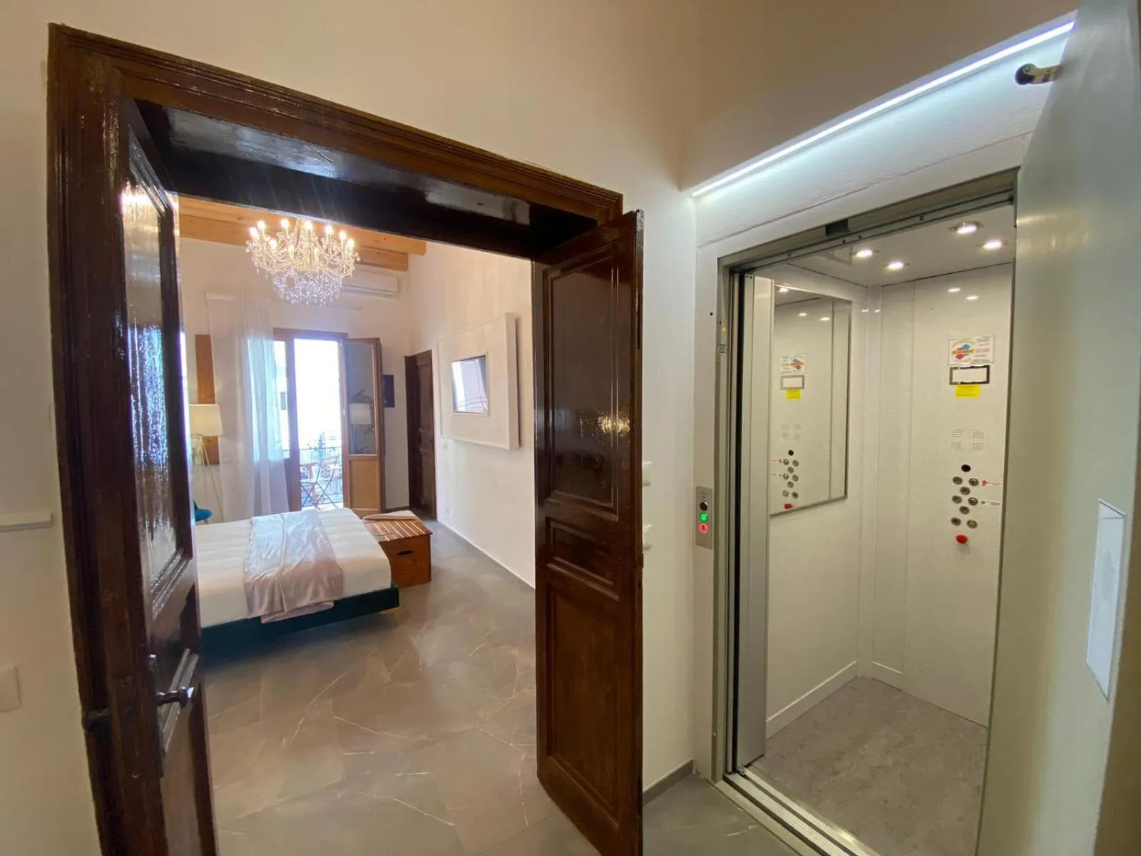 Photo of the whole room, Bed in Atrium