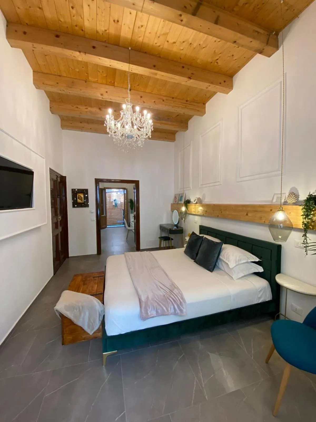 Photo of the whole room, Bed in Atrium