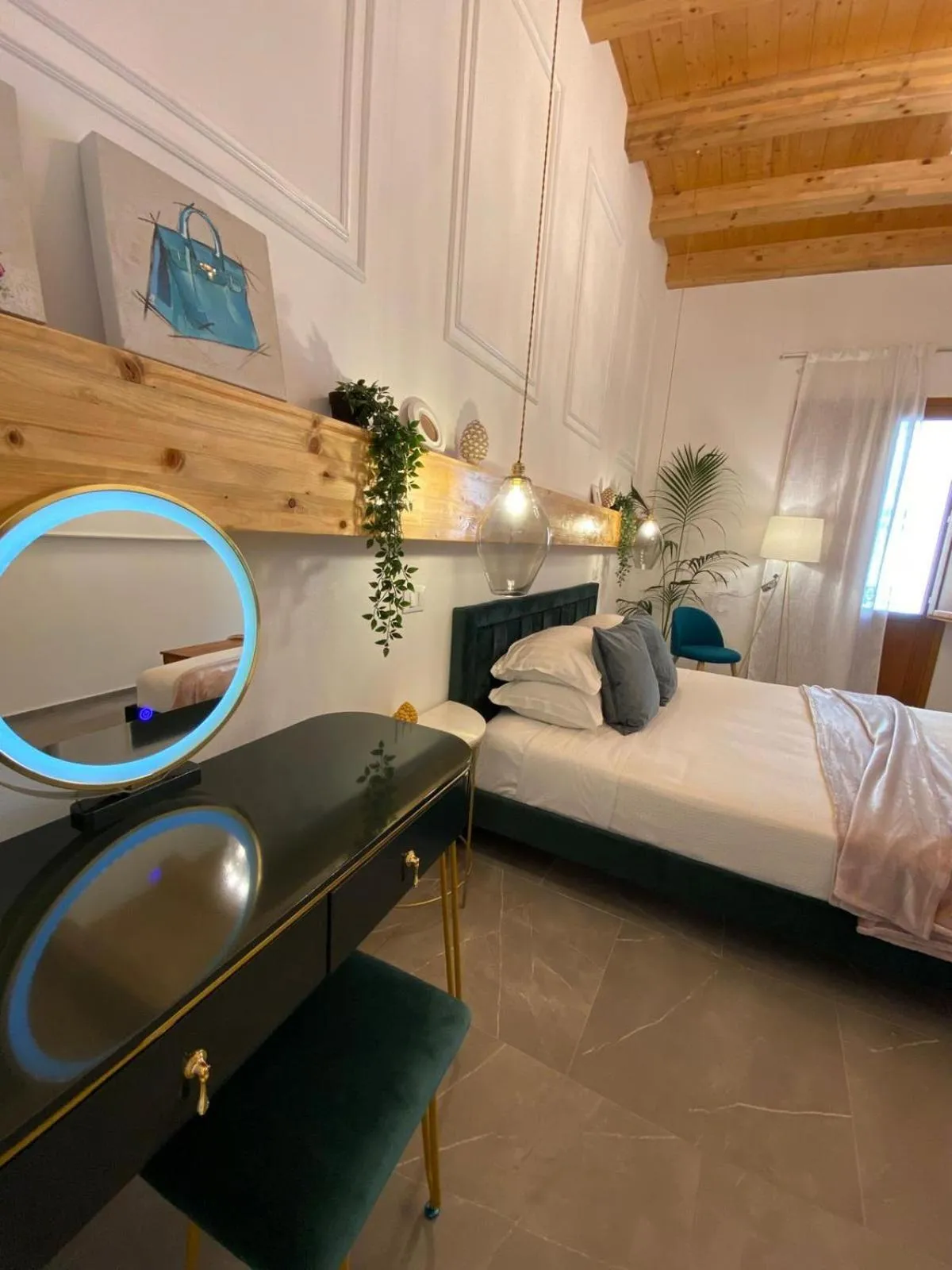 Photo of the whole room, Bed in Atrium