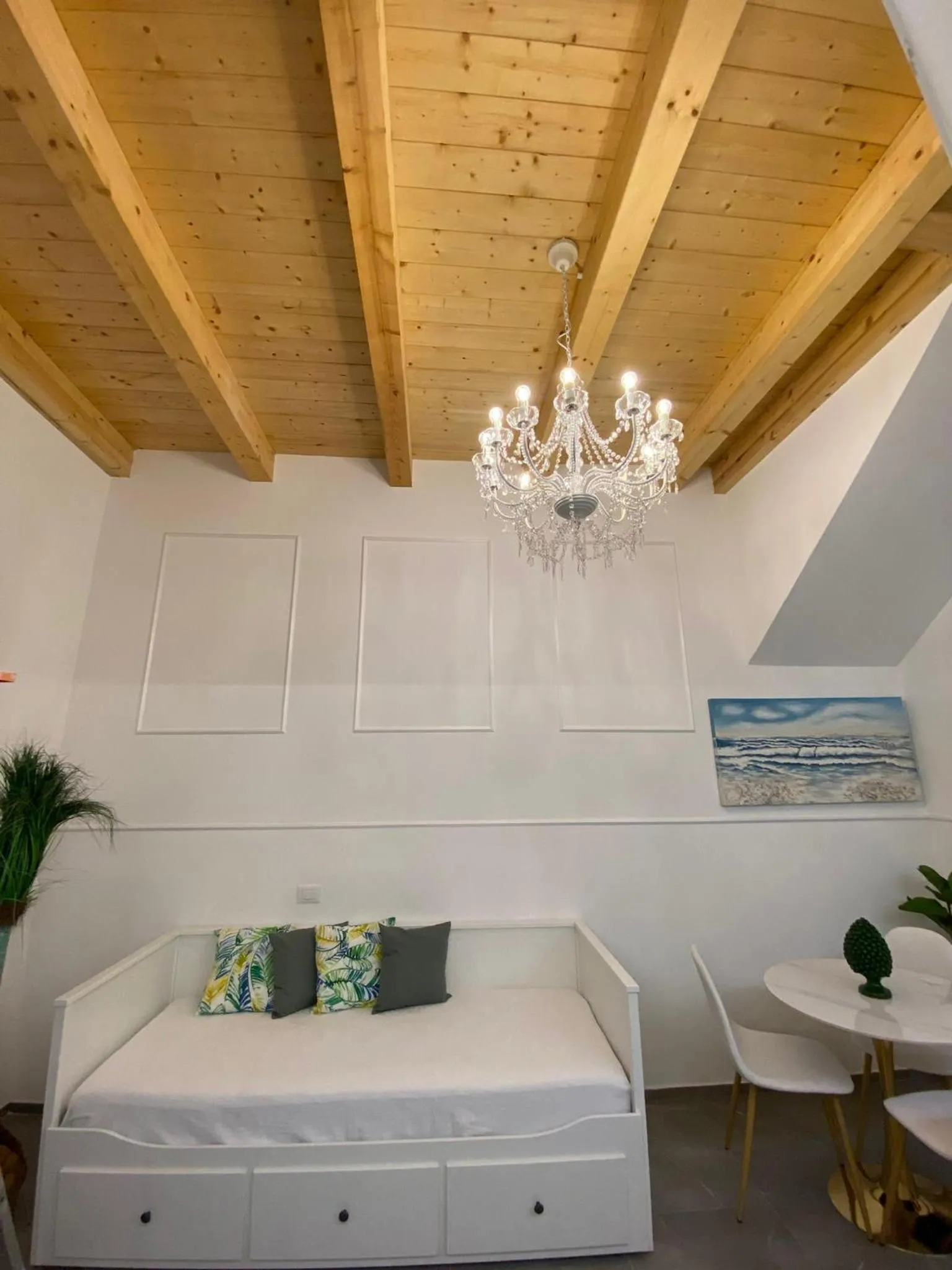 Photo of the whole room, Bed in Atrium