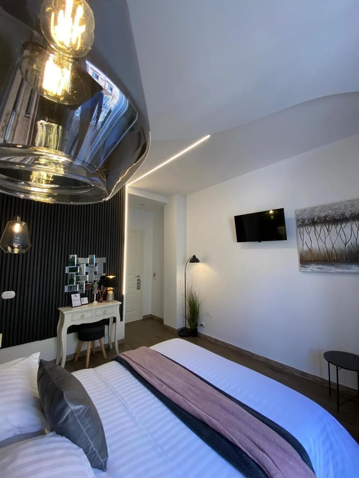 Photo of the whole room, Bed in Atrium