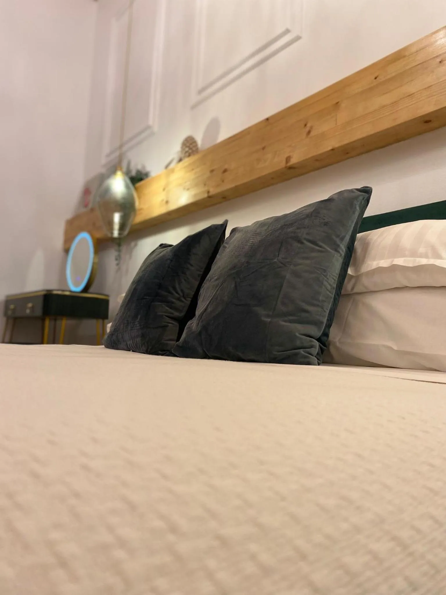 Photo of the whole room, Bed in Atrium