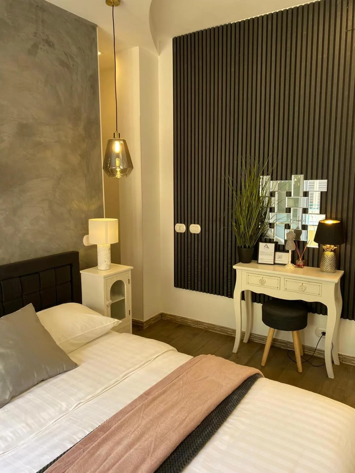 Photo of the whole room, Bed in Atrium