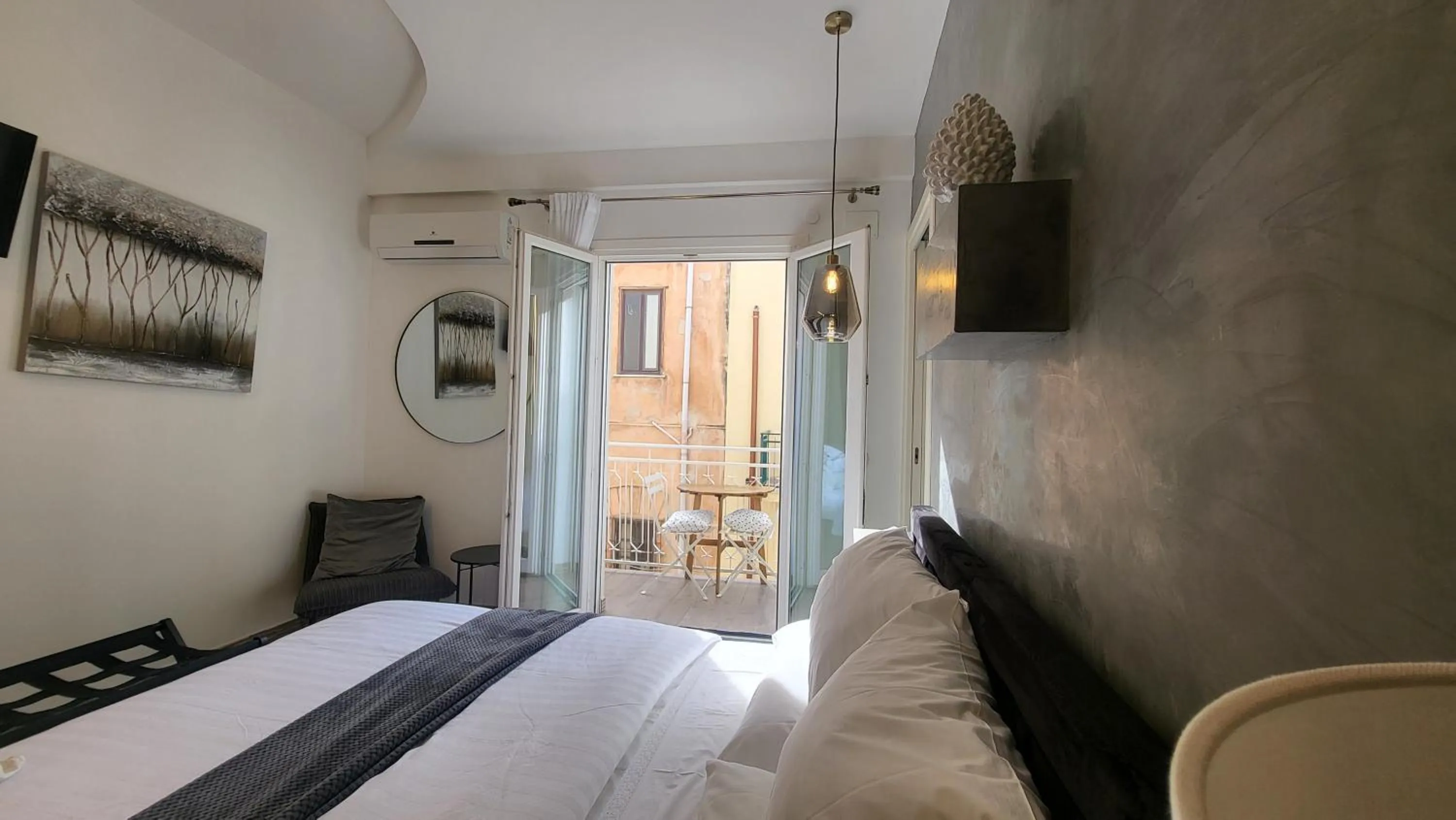 Photo of the whole room, Bed in Atrium