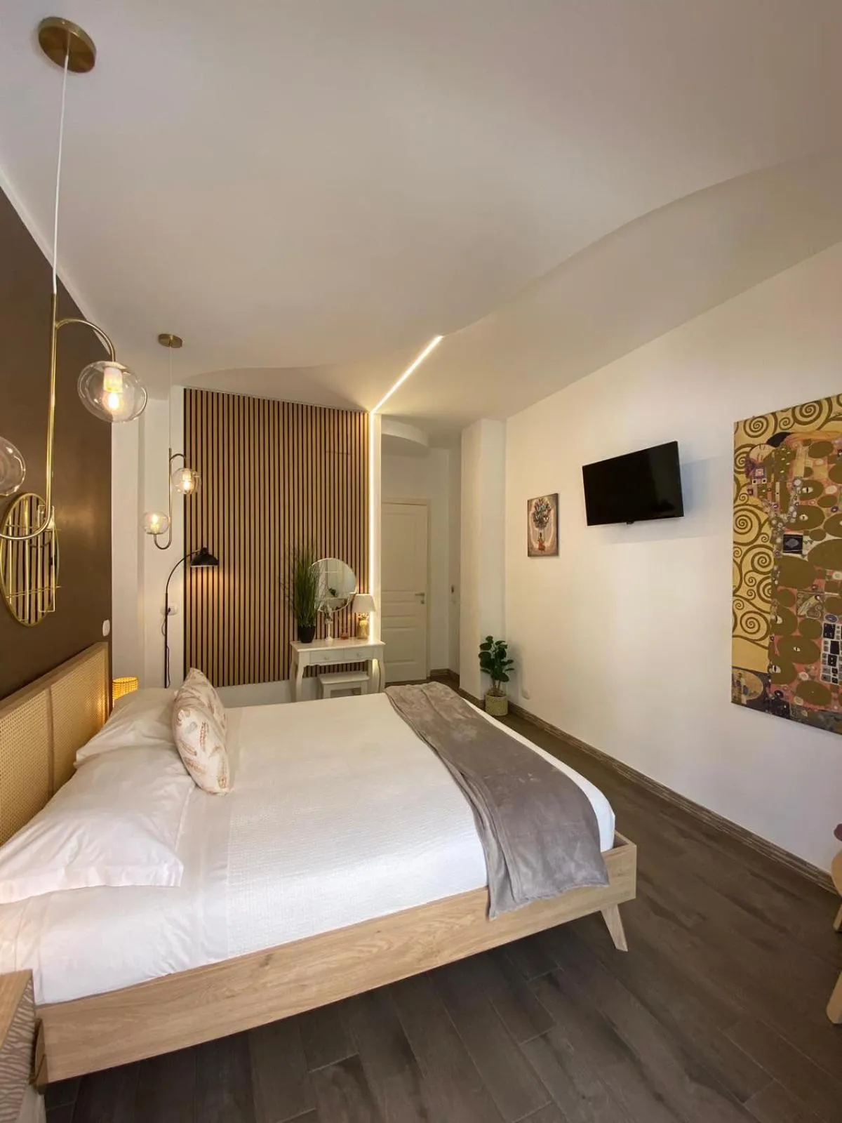 Photo of the whole room, Bed in Atrium