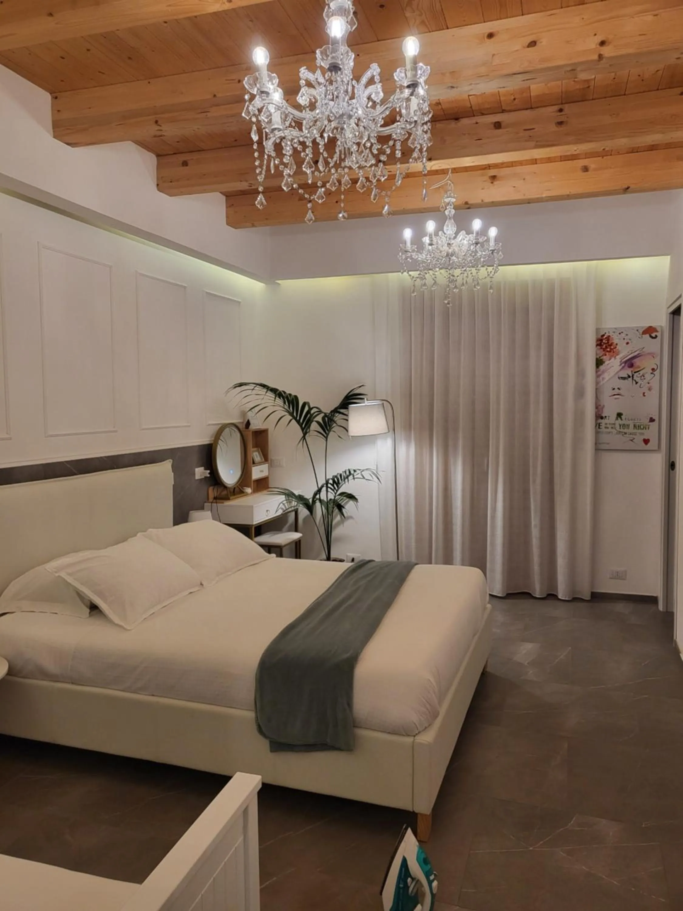 Photo of the whole room, Bed in Atrium