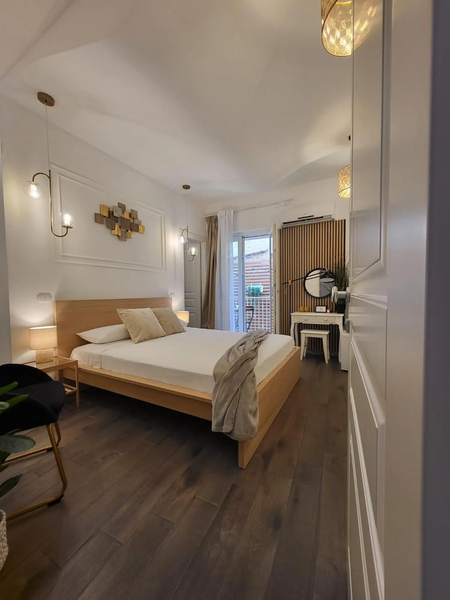 Photo of the whole room, Bed in Atrium